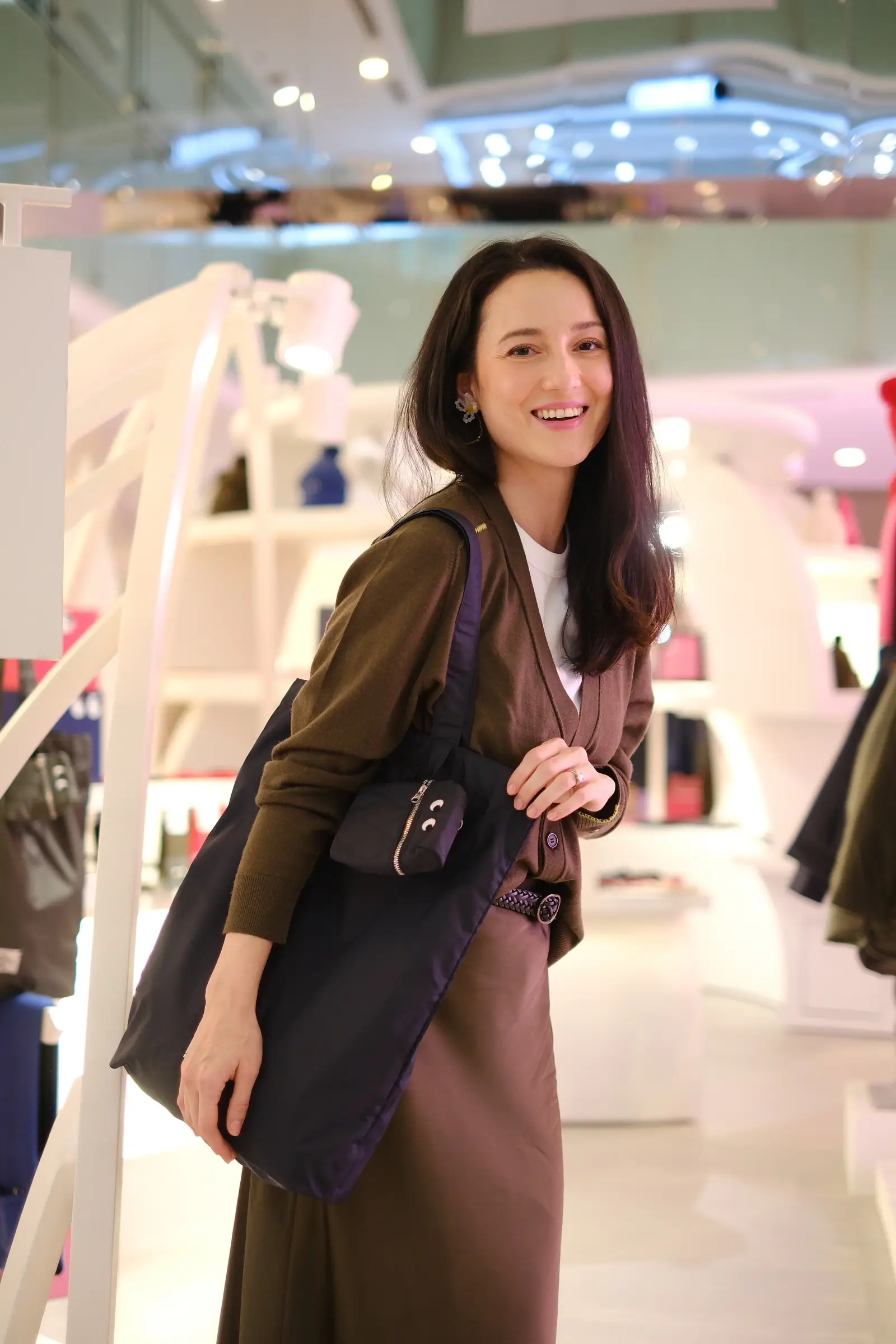 Koleksi Perdana UNIQLO x ANYA HINDMARCH Kini Telah Hadir di Indonesia!