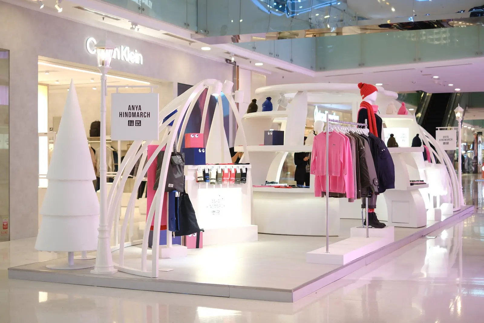 Koleksi Perdana UNIQLO x ANYA HINDMARCH Kini Telah Hadir di Indonesia!