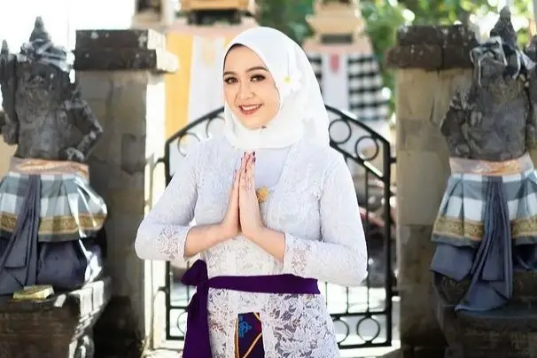 5 Inspirasi Baju Adat Bali Wanita Hijab, Anggun dan Elegan!