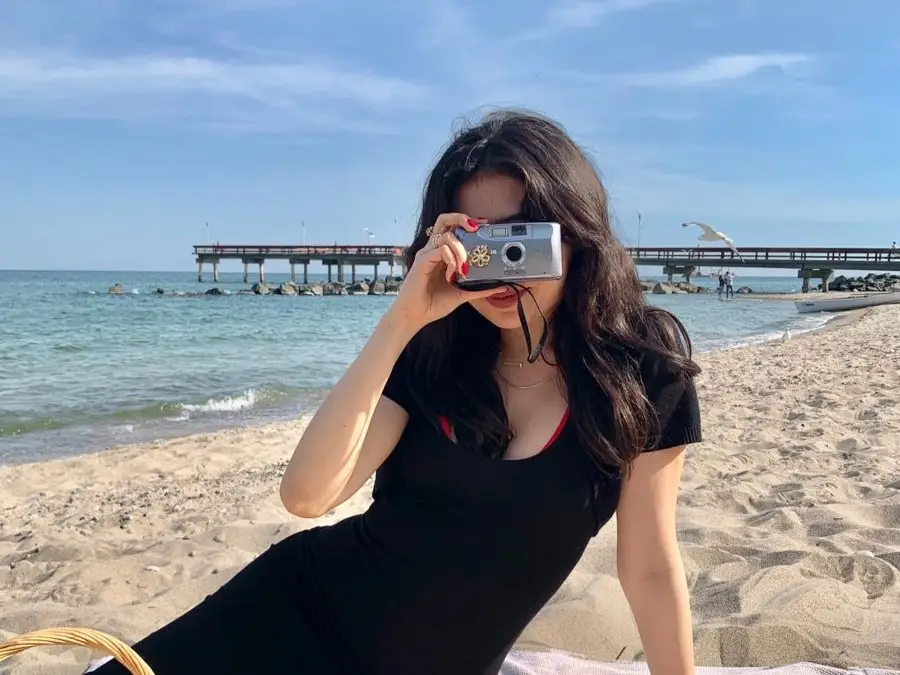 9 Gaya Foto di Pantai Wanita yang Estetis dan Unik, Dicoba Yuk!