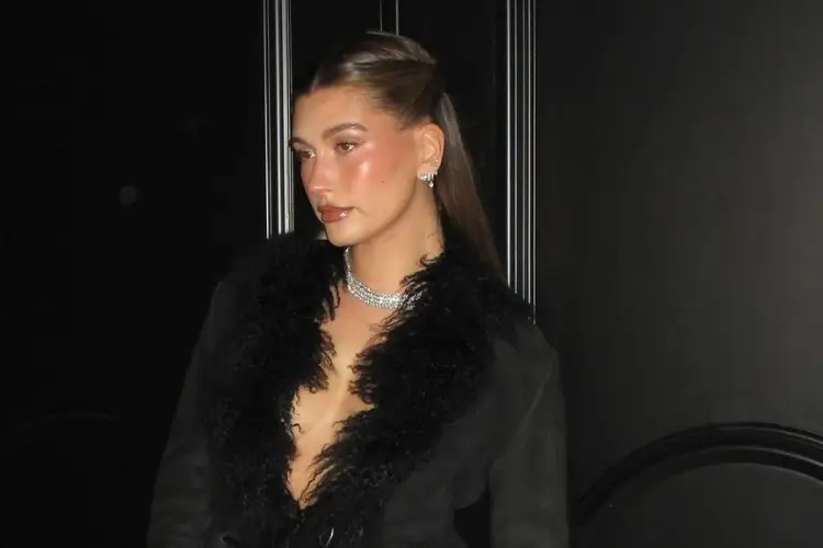 Hailey Bieber Pakai Mantel Vintage saat Rayakan Ulang Tahun ke-28