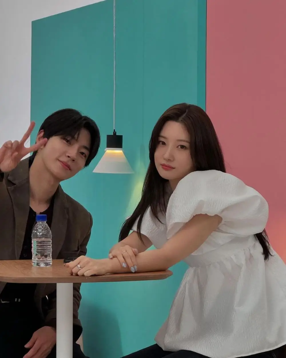 7 Potret Kedekatan Jung Chaeyeon dan Hwang In Youp, Disebut Pacaran!