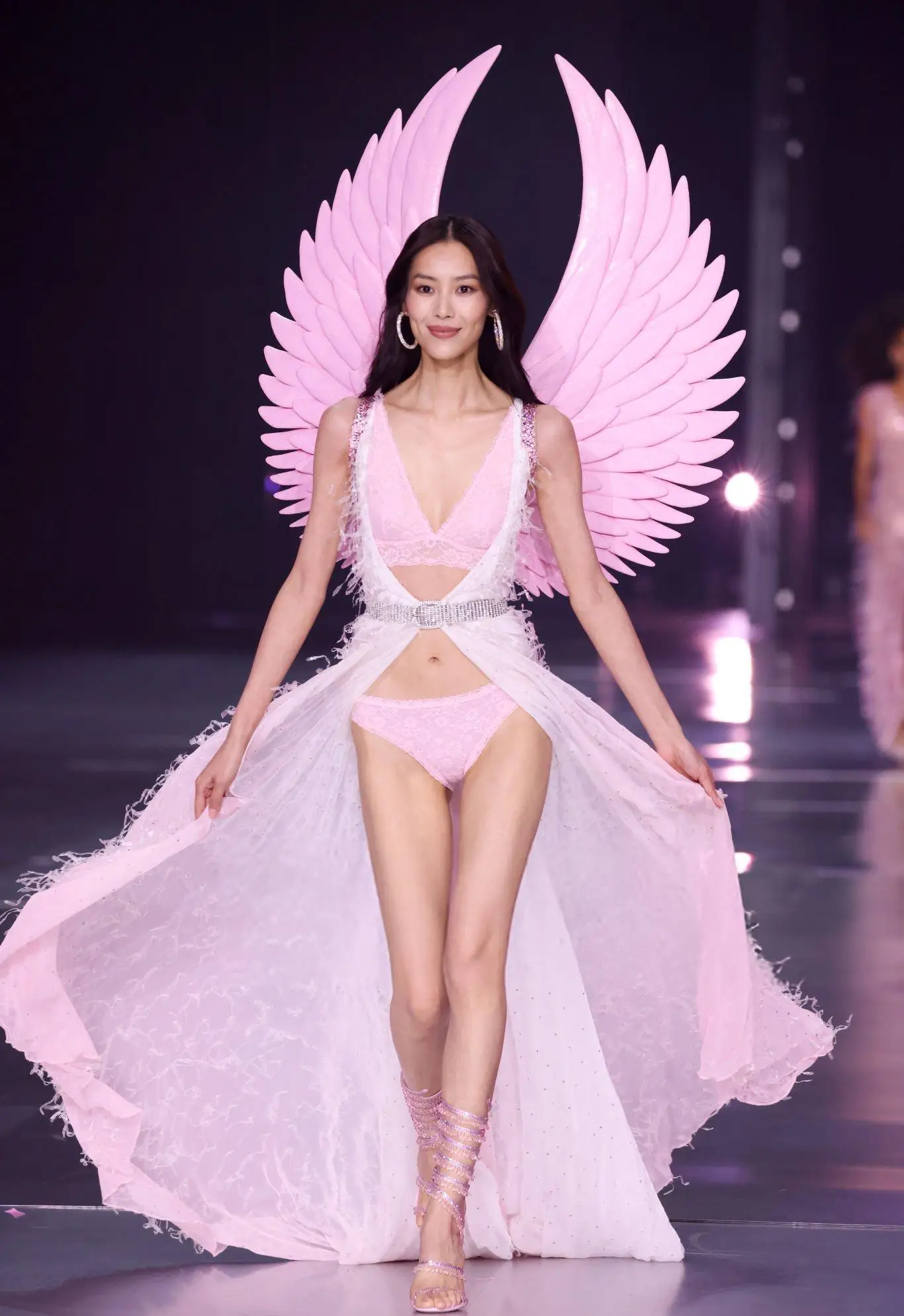 7 Catwalk Terbaik Liu Wen di Runway, Supermodel Viral Asal Tiongkok