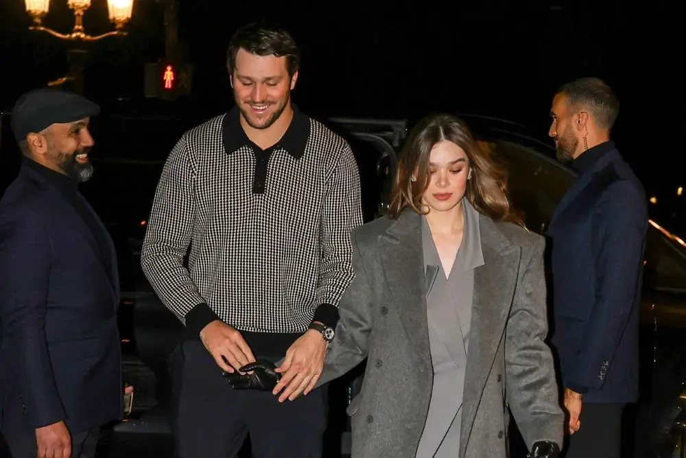 Setahun Pacaran, Hailee Steinfeld dan Josh Allen Umumkan Tunangan