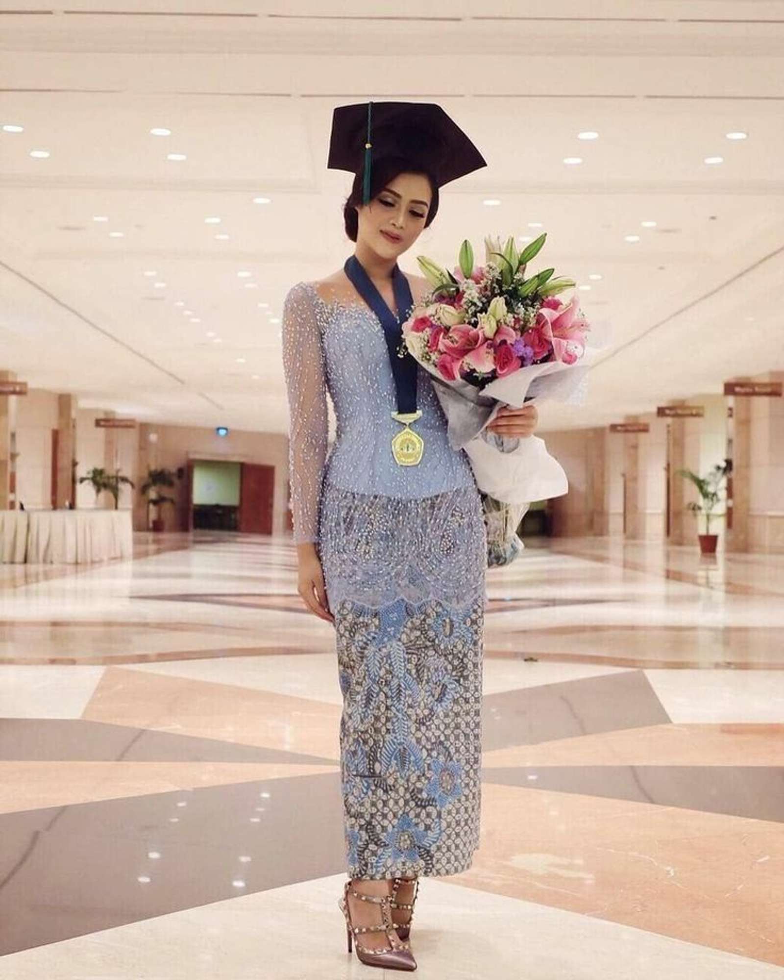 8 Model Kebaya Wisuda Non Hijab yang Modern dan Elegan