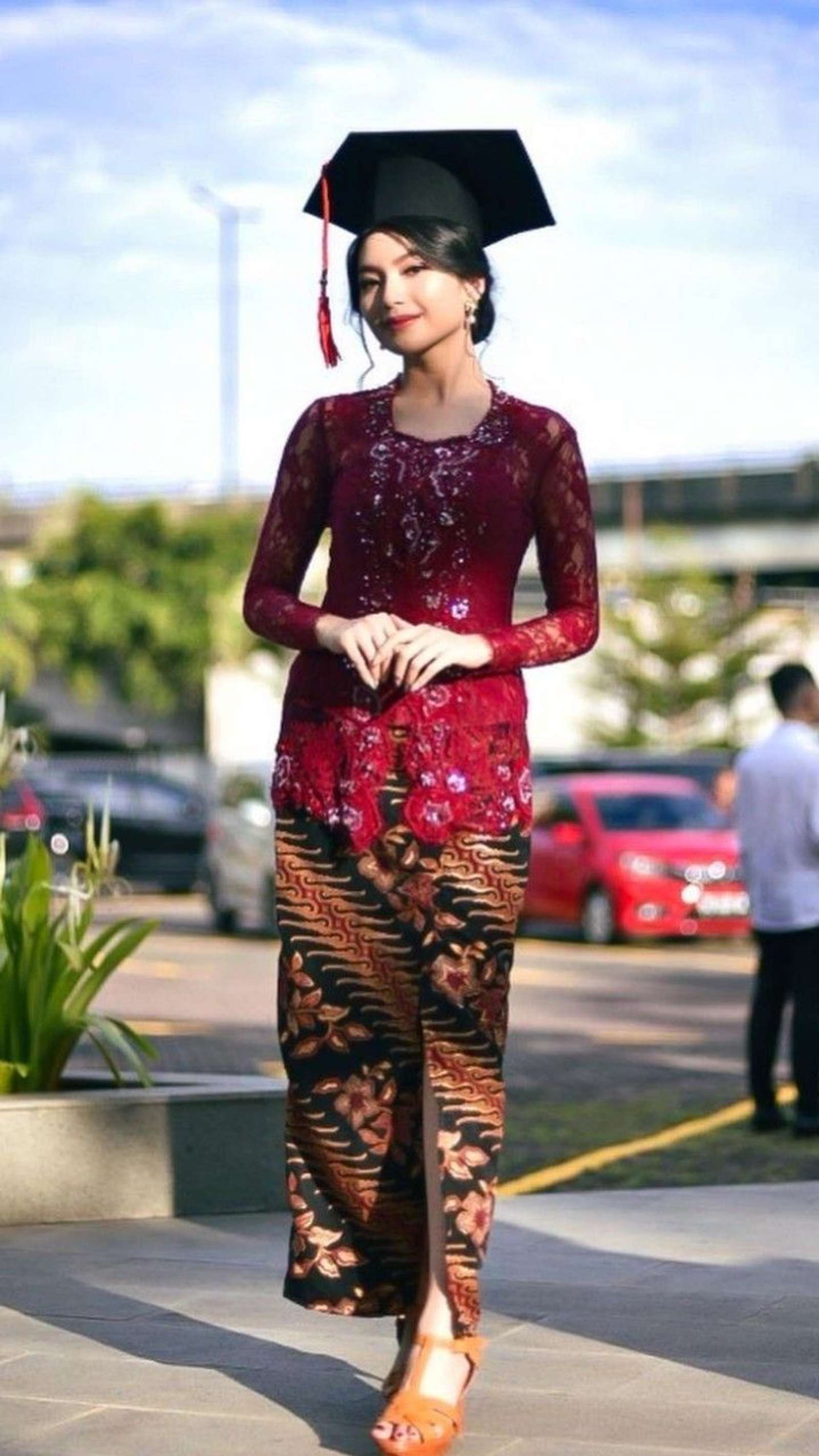 8 Model Kebaya Wisuda Non Hijab yang Modern dan Elegan