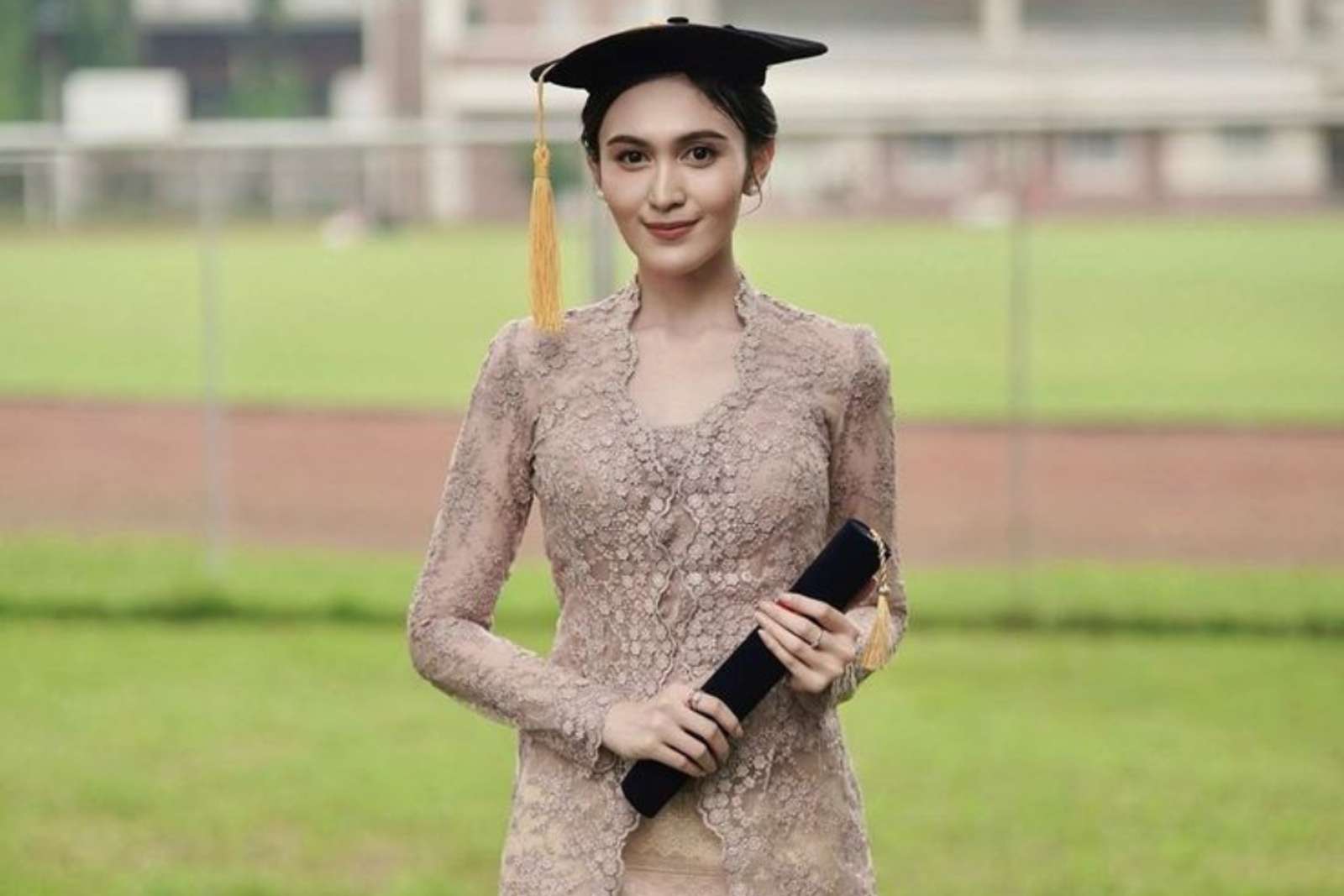 8 Model Kebaya Wisuda Non Hijab yang Modern dan Elegan