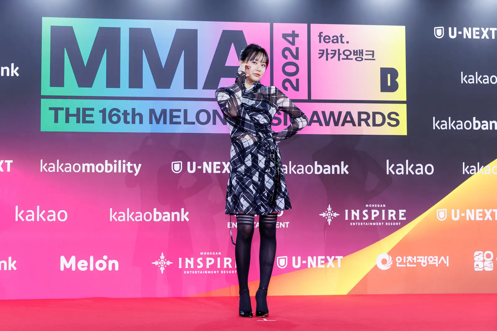 13 Gaya Idol Korea di Karpet Merah Melon Music Awards 2024