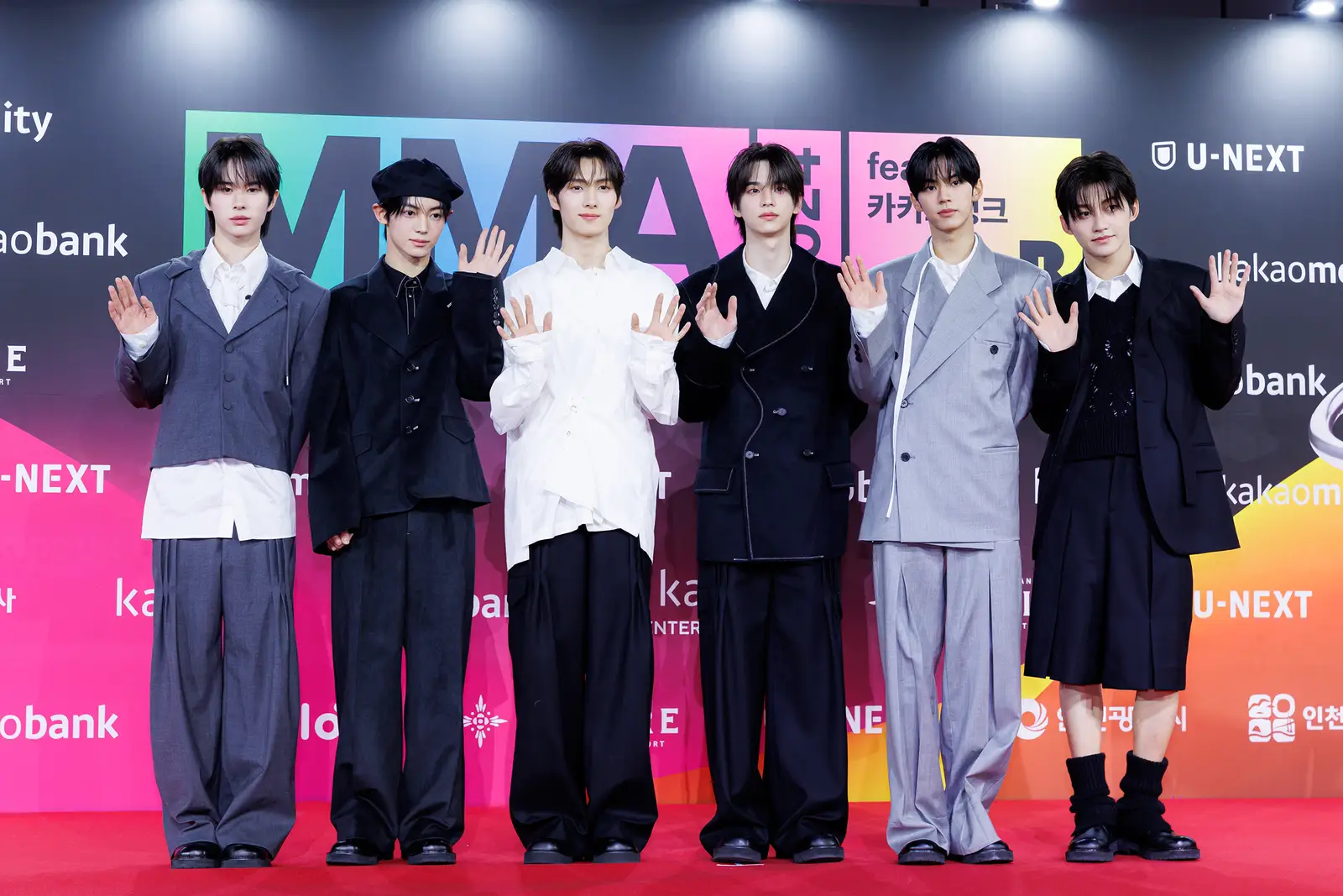 13 Gaya Idol Korea di Karpet Merah Melon Music Awards 2024