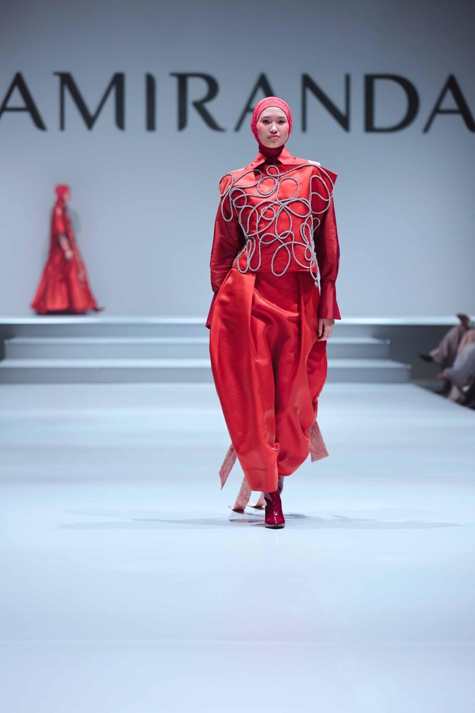 RiaMiranda Annual Show 2025, Pamerkan Koleksi BINAR dan LOMPATALI