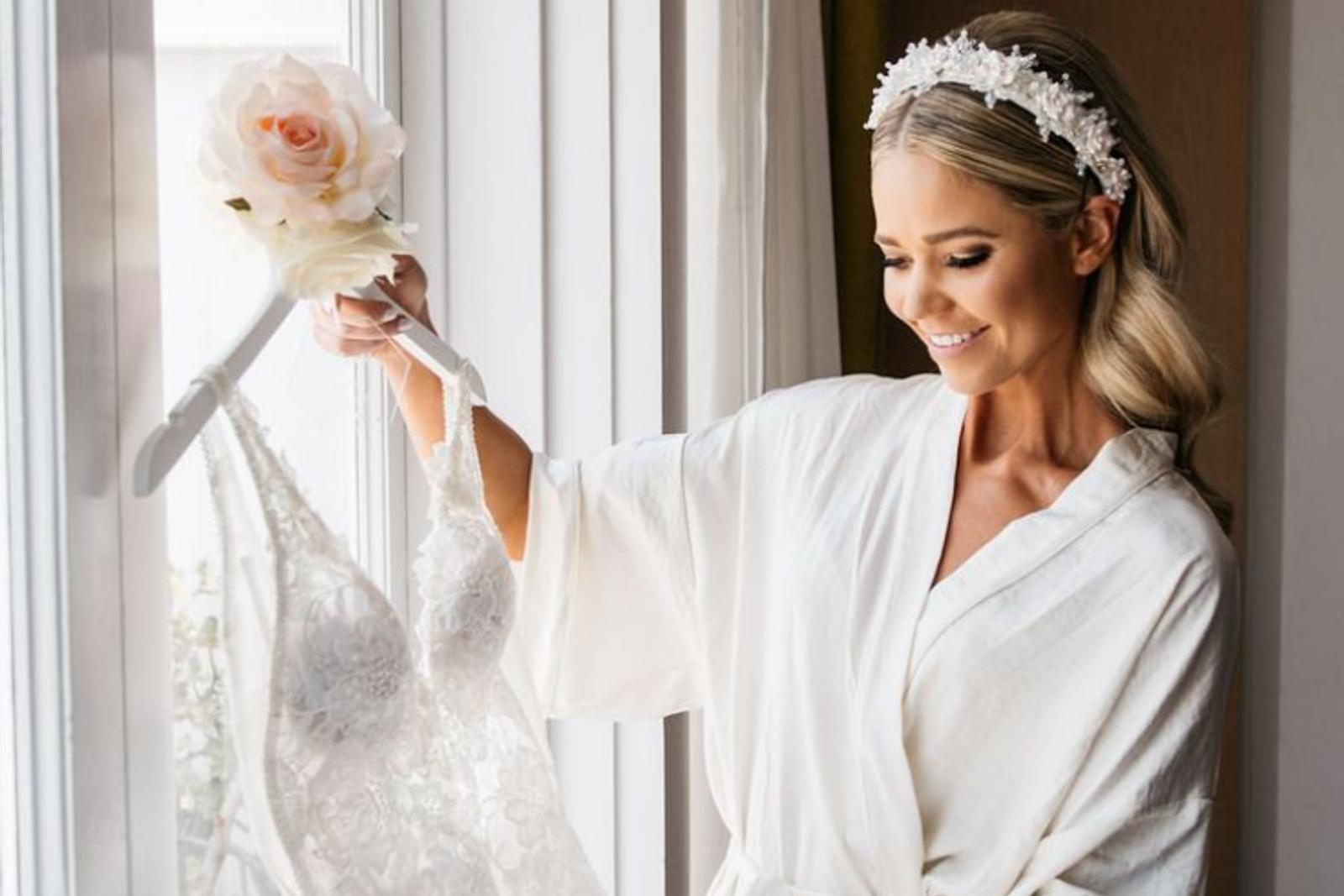 Bridal Robe untuk Tampil Menawan Saat Bersiap Diri di Hari Pernikahan