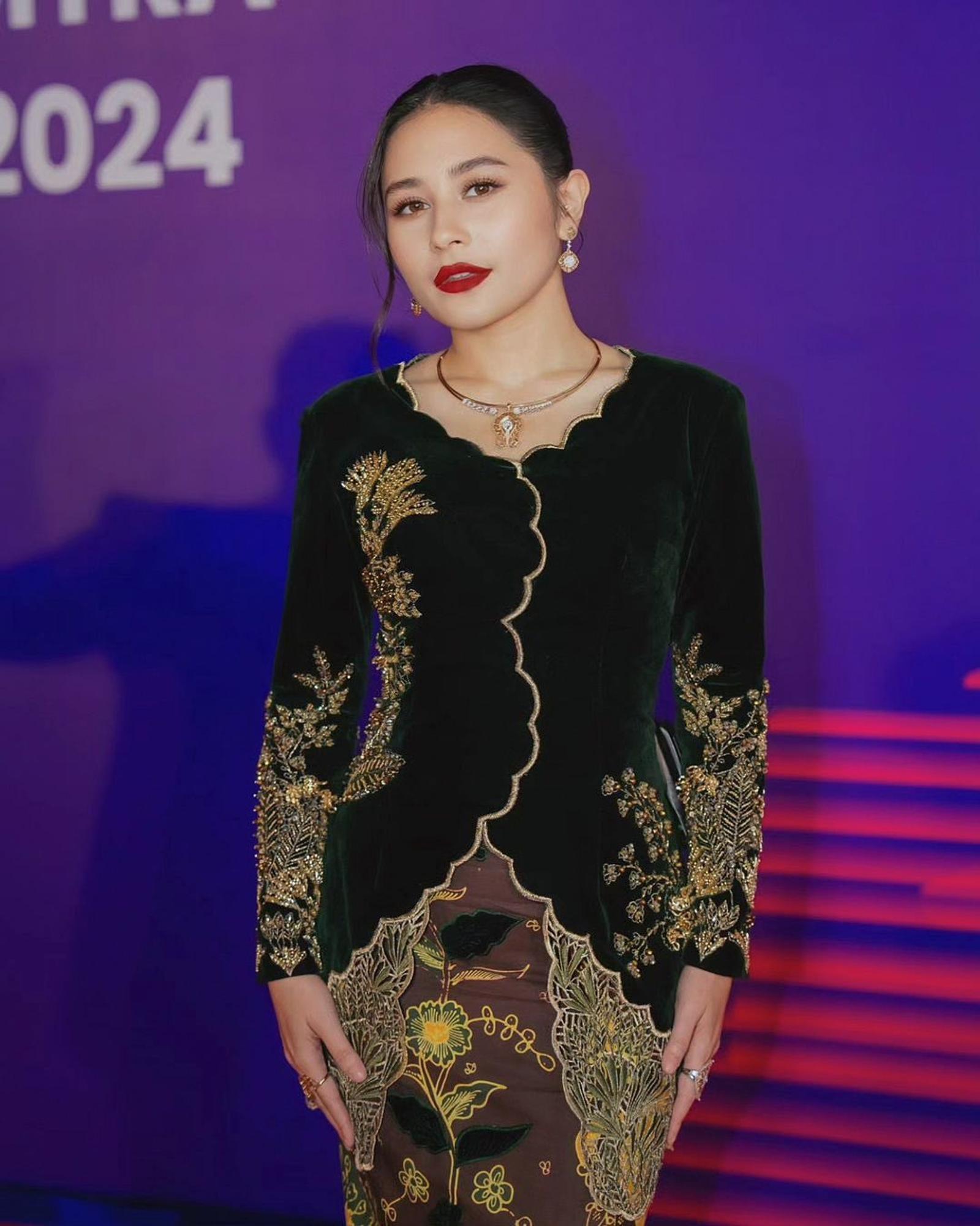 Jenis Kebaya Modern yang Dipakai Para Selebritas, Glamor!