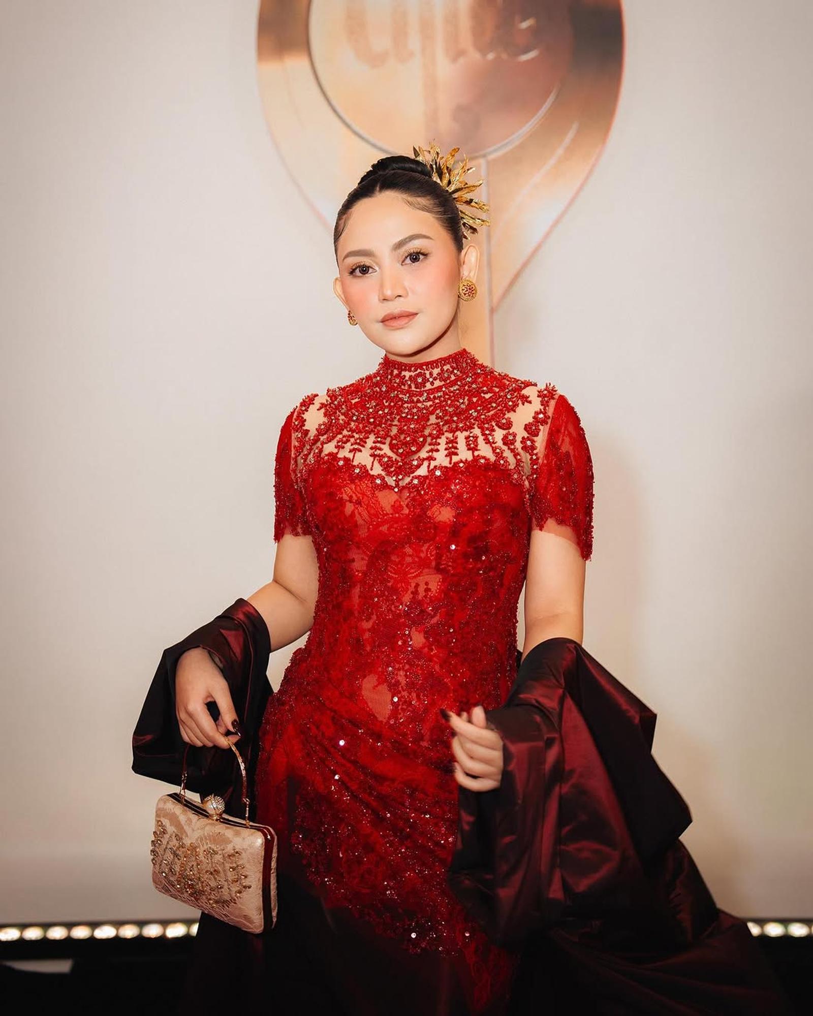 Jenis Kebaya Modern yang Dipakai Para Selebritas, Glamor!