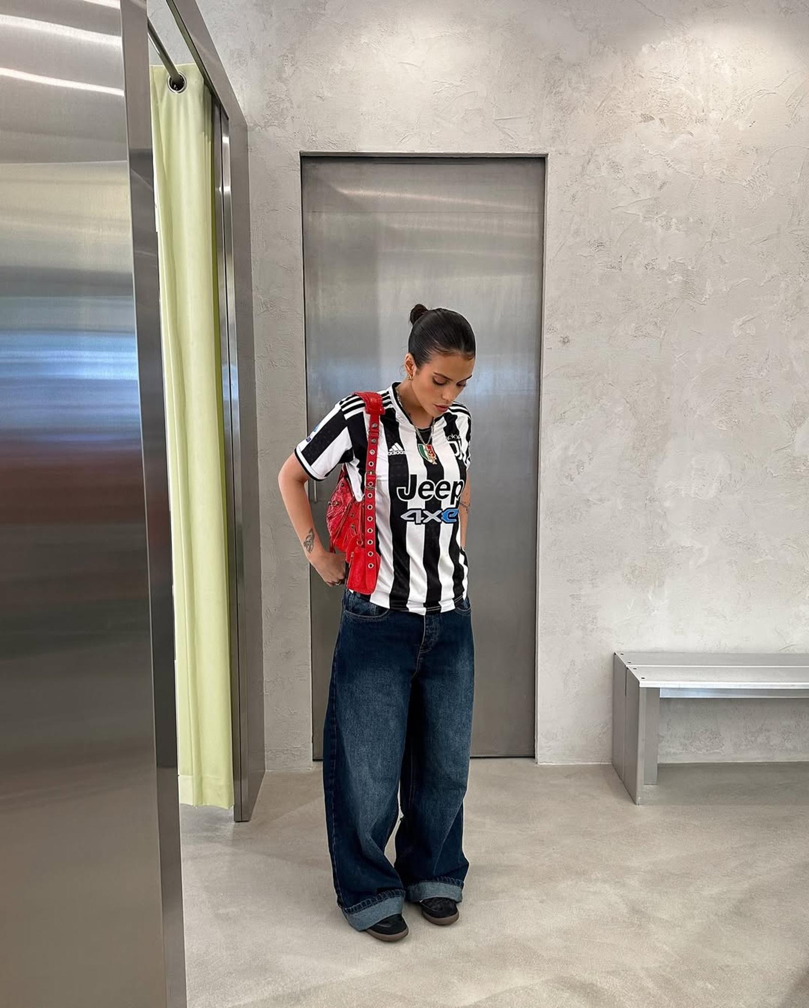 Apa Saja Baju yang Cocok dengan Celana Jeans? Cari Tahu Yuk!