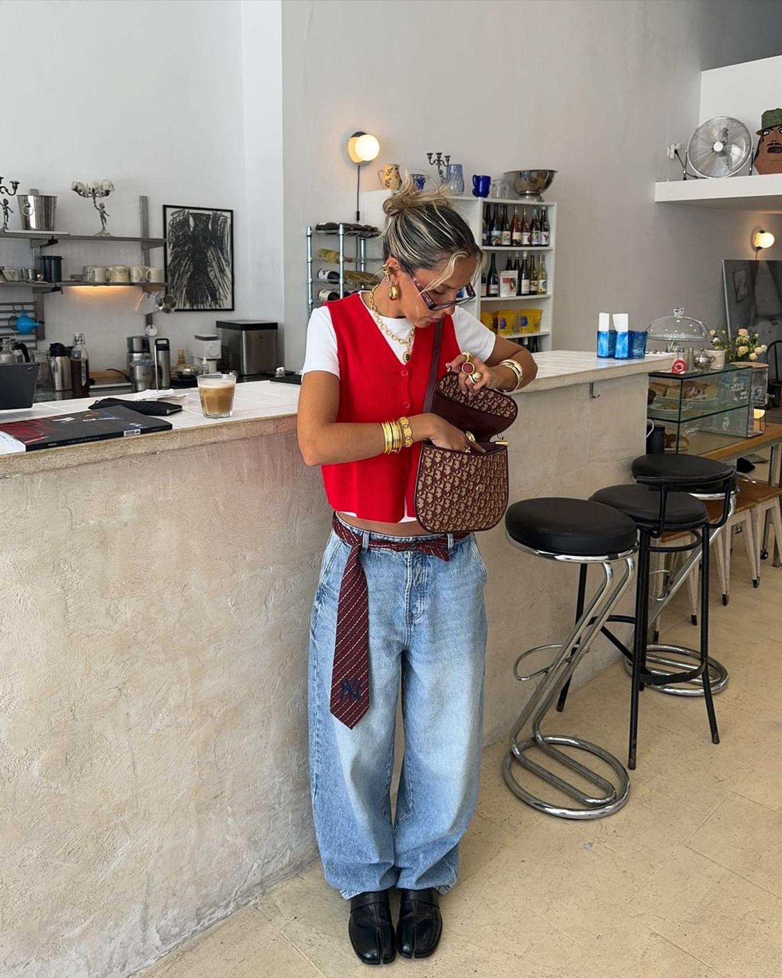 Apa Saja Baju yang Cocok dengan Celana Jeans? Cari Tahu Yuk!