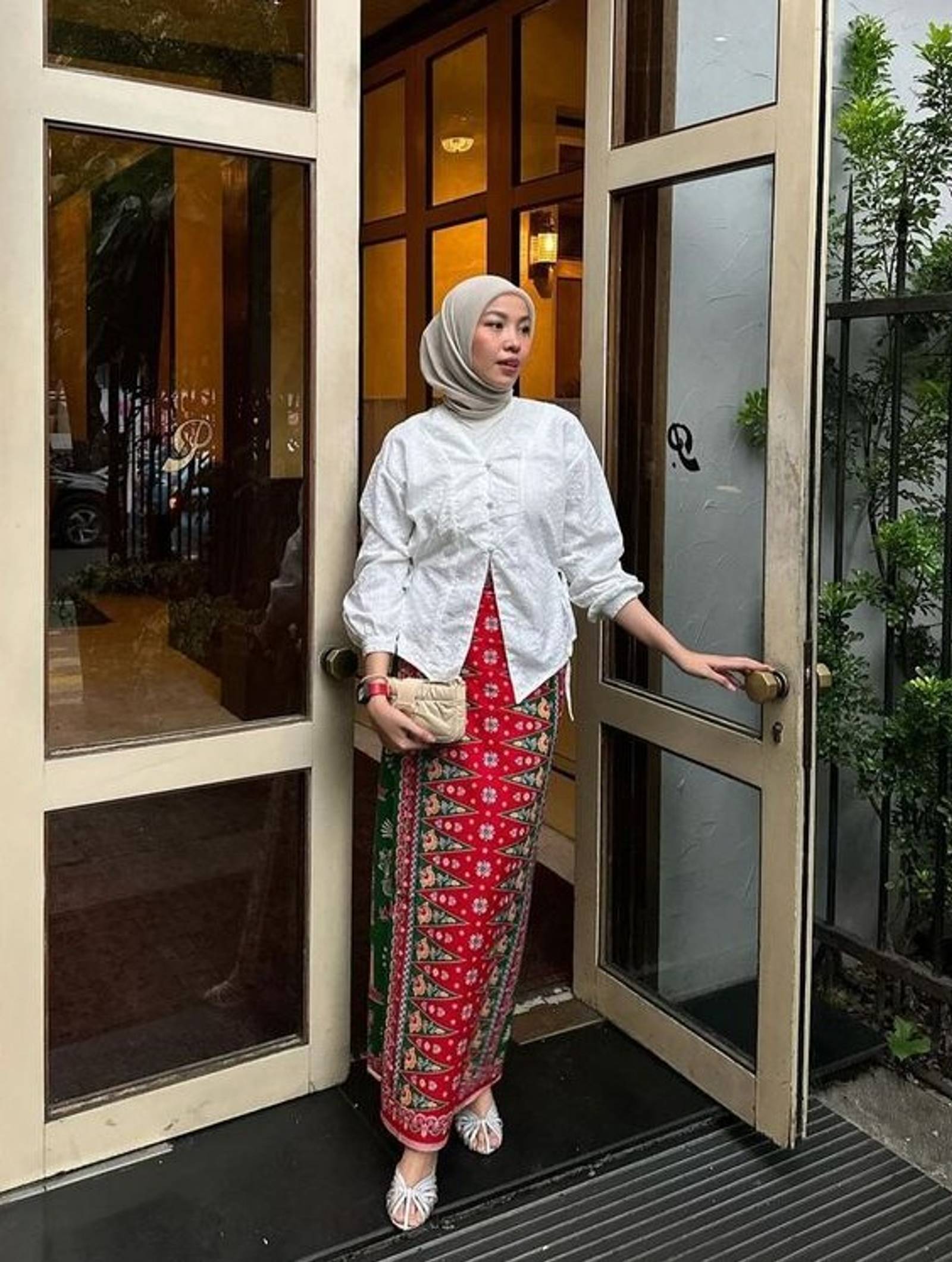 10 Model Baju Pesta Simple Hijab, Feminin dan Elegan!