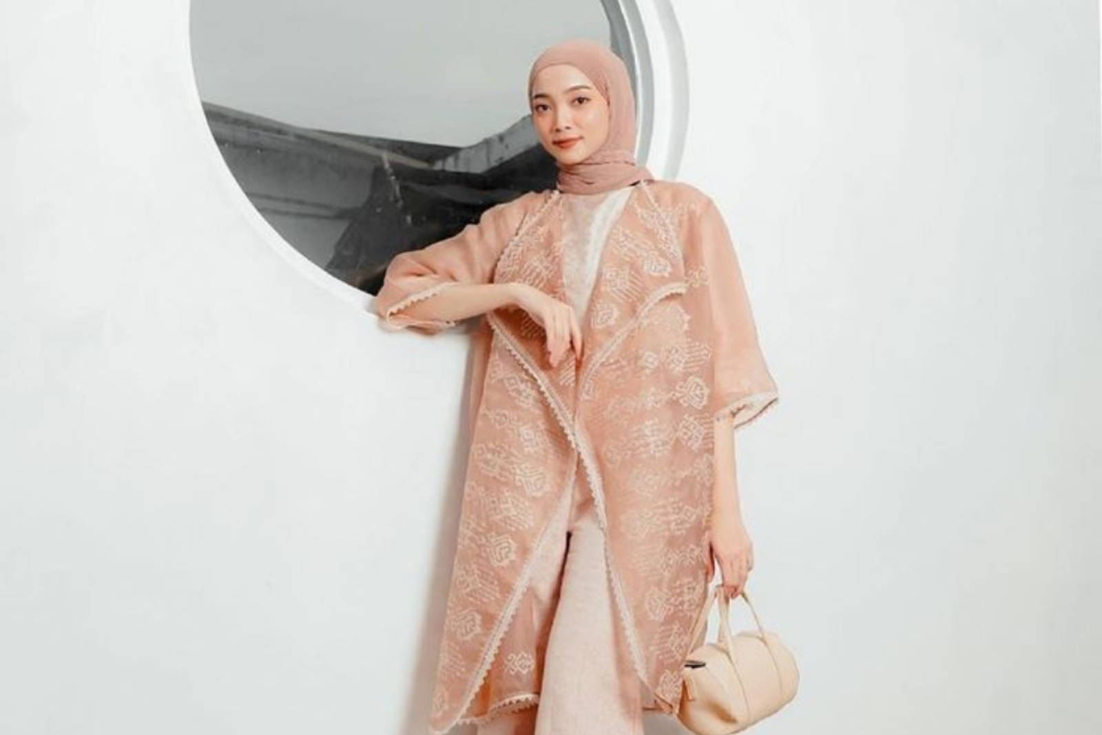 10 Model Baju Pesta Simple Hijab, Feminin dan Elegan!