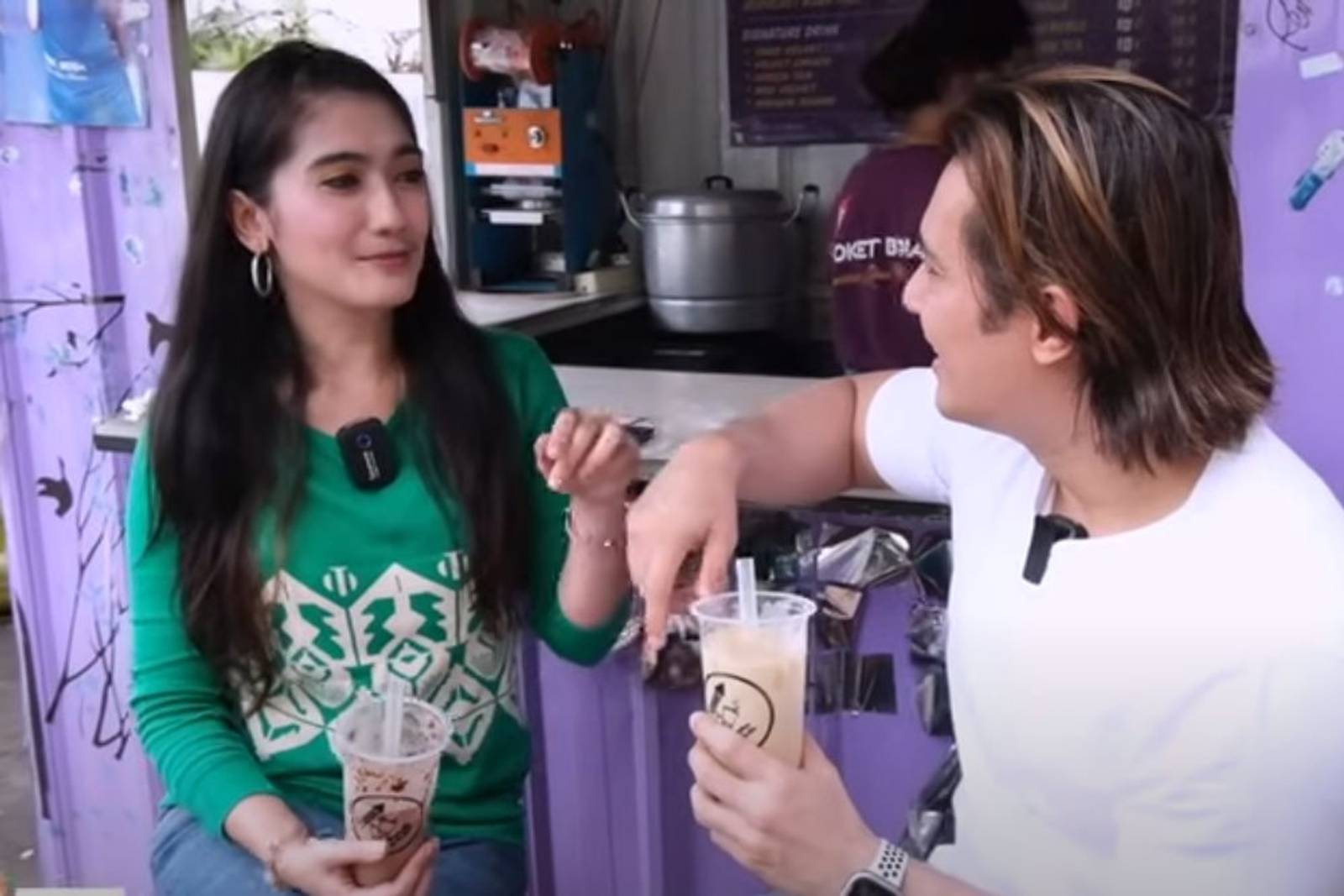 Sempat Tenar, 7 Artis Ini Pilih Berjualan di Pinggir Jalan