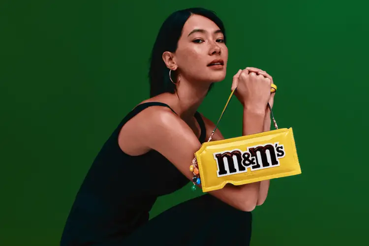 M&M’S® dan Kate Spade New York Luncurkan Tas Unik Bentuk Permen