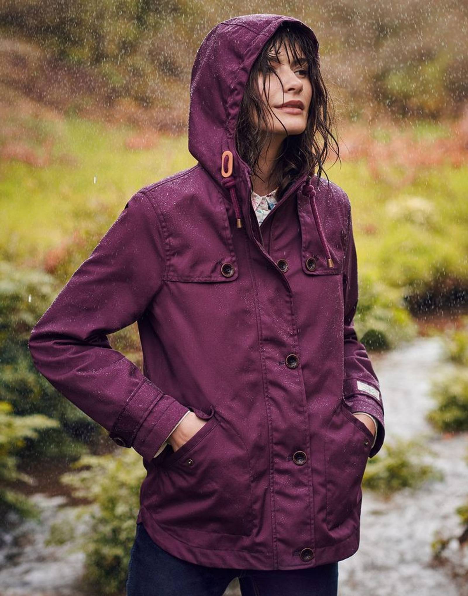 Tips Memilih Jaket Waterproof Wanita, Cocok buat Musim Hujan!