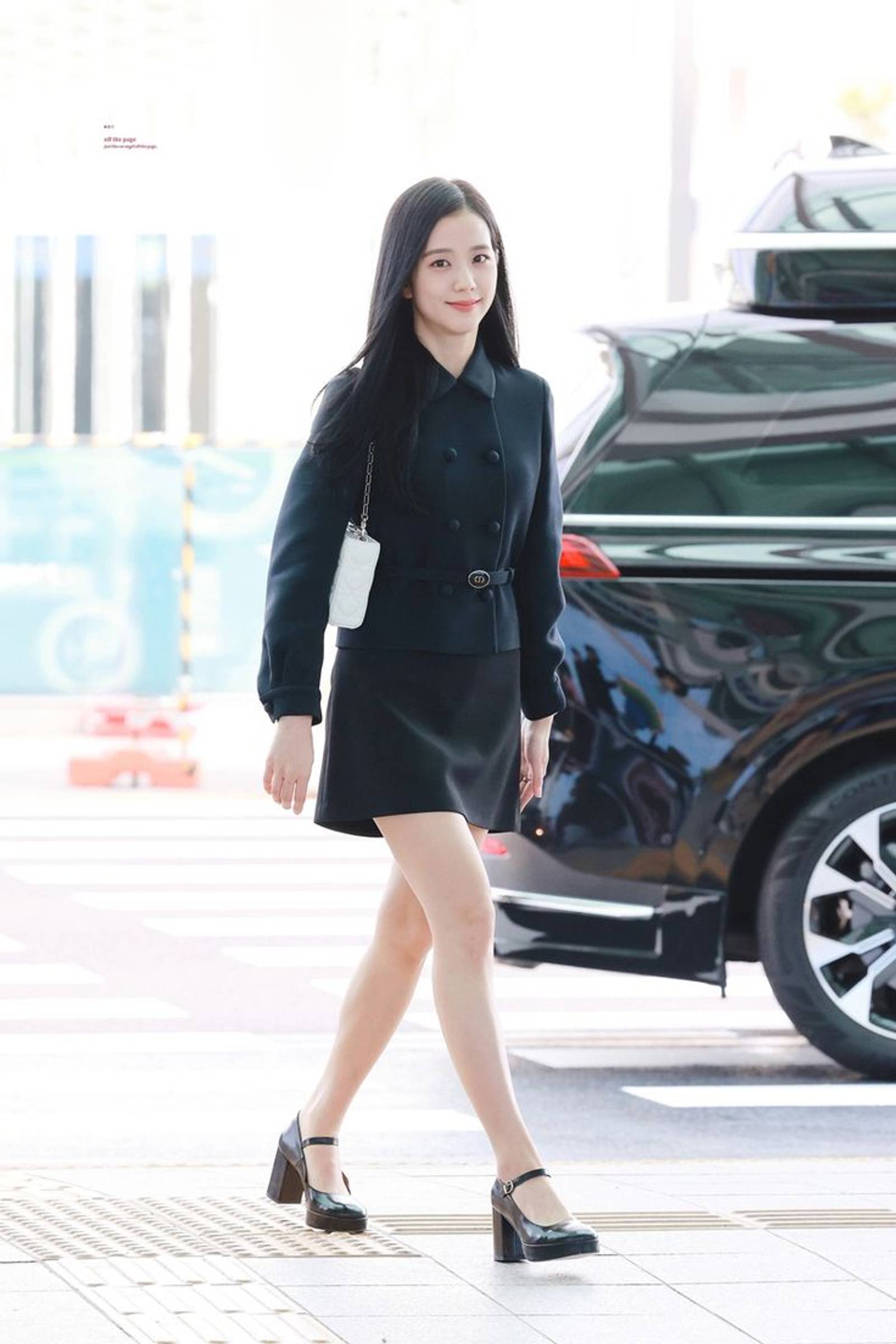 Intip 5 Model Sepatu Wanita Korea Hitam yang Dipakai Jisoo ‘BLACKPINK’