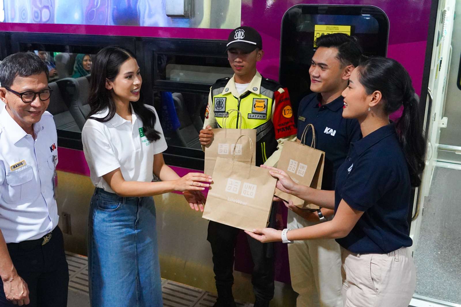 UNIQLO Berikan Ribuan Pakaian untuk Frontliners Kereta Api Indonesia