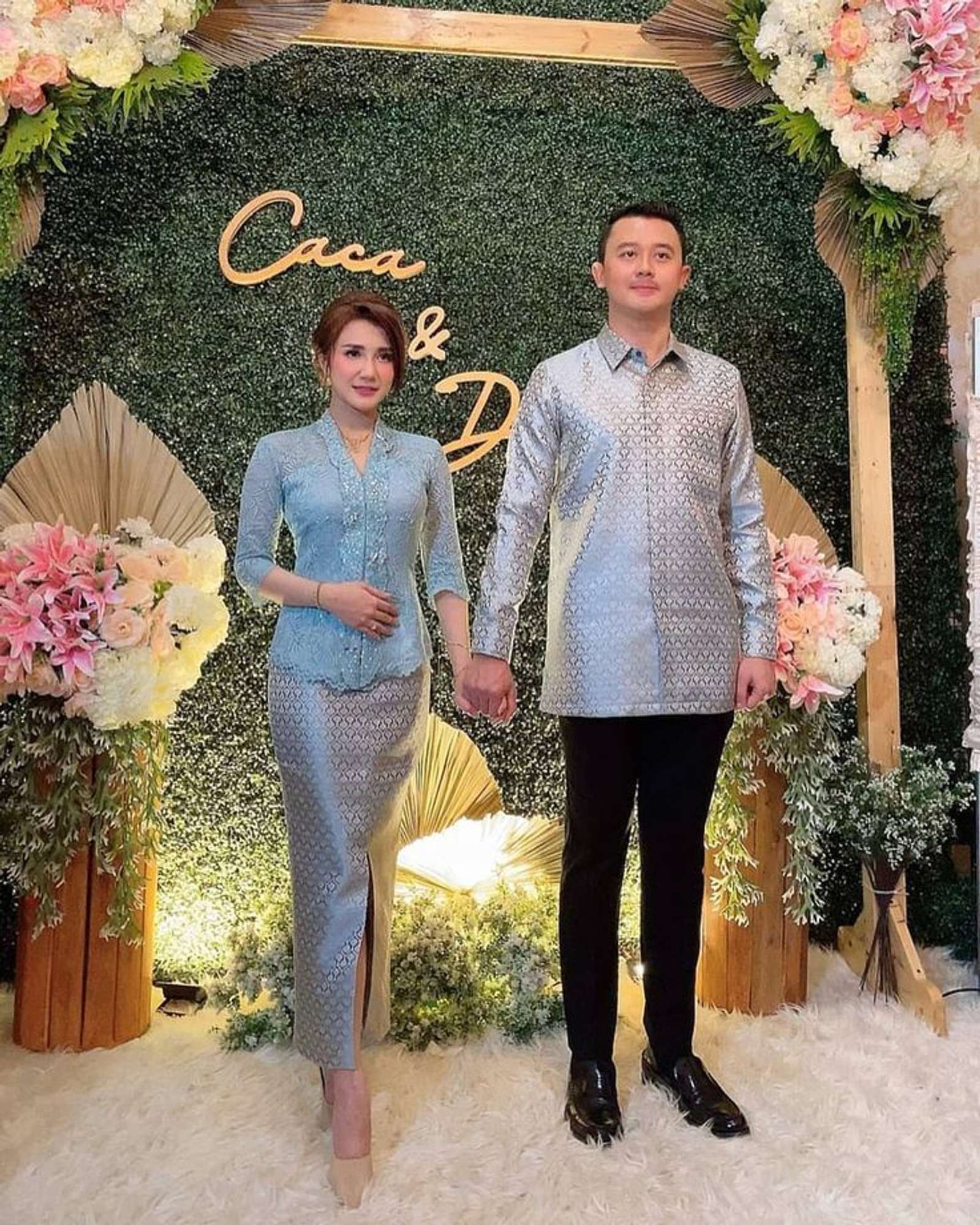 10 Ide Baju Lamaran Couple Terbaru, Simple tapi Matching