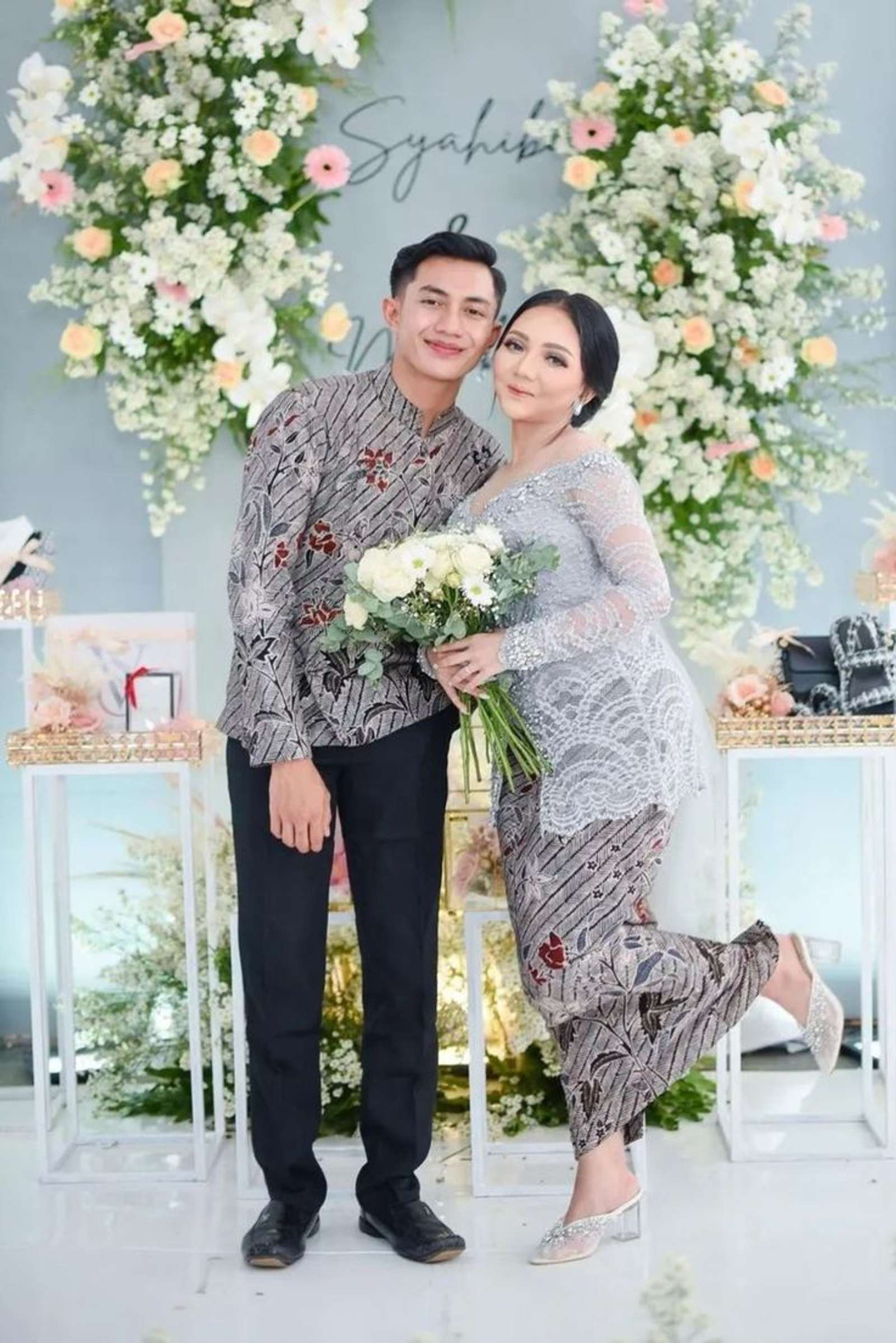 10 Ide Baju Lamaran Couple Terbaru, Simple tapi Matching