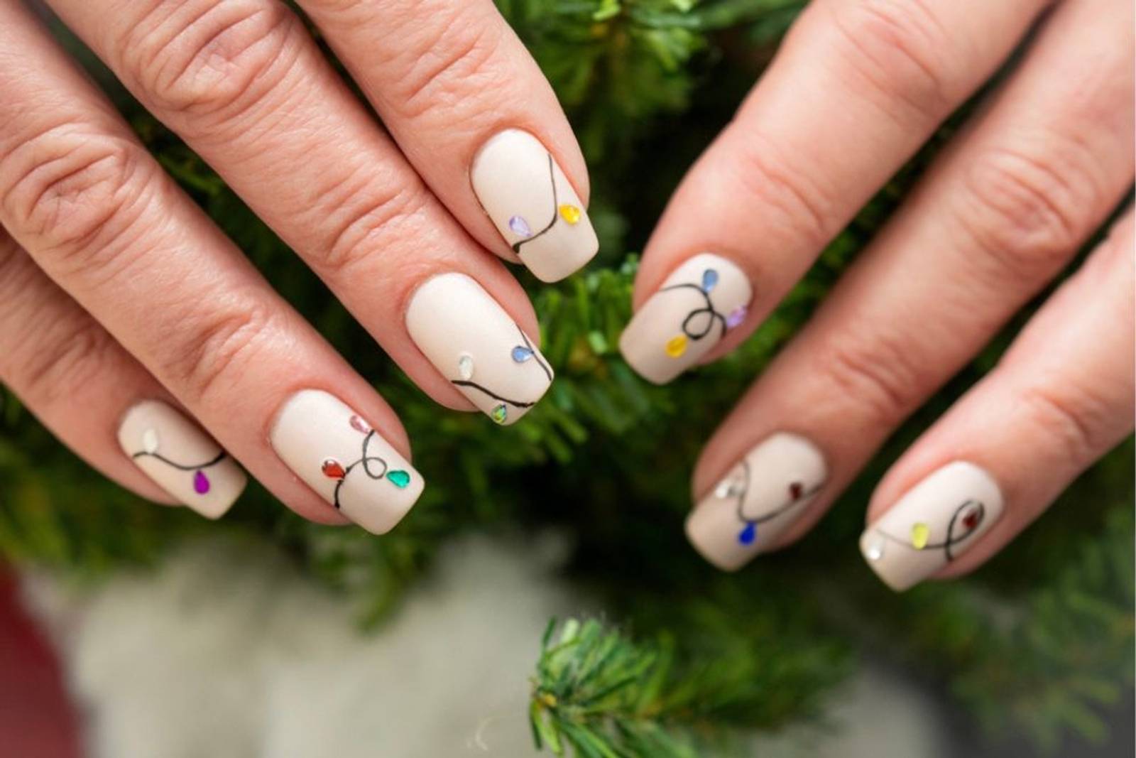 7 Inspirasi Desain Nail Art Natal Terbaru 2024 