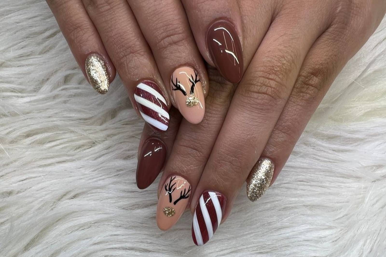 7 Inspirasi Desain Nail Art Natal Terbaru 2024 