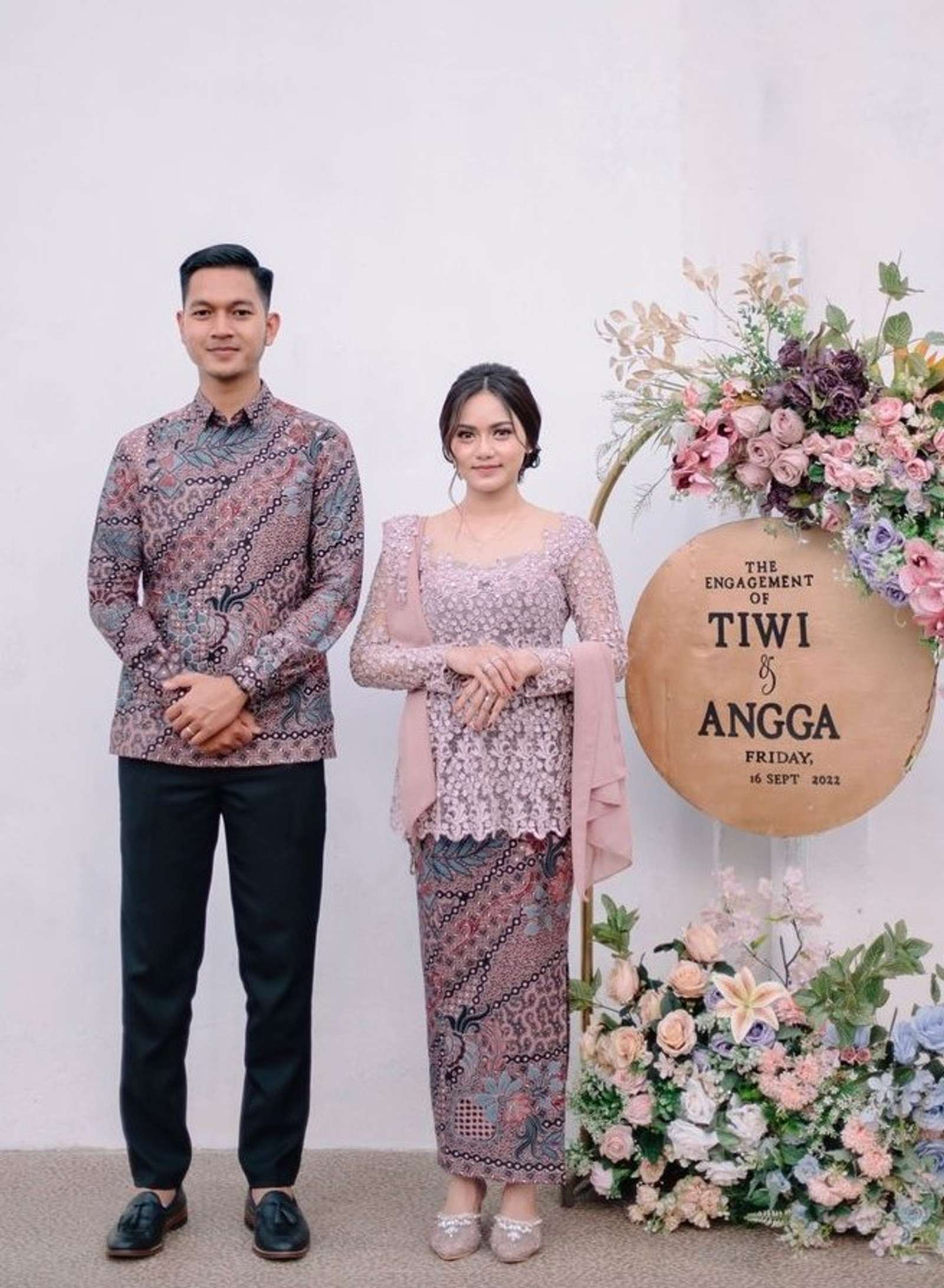 10 Ide Baju Lamaran Couple Terbaru, Simple tapi Matching