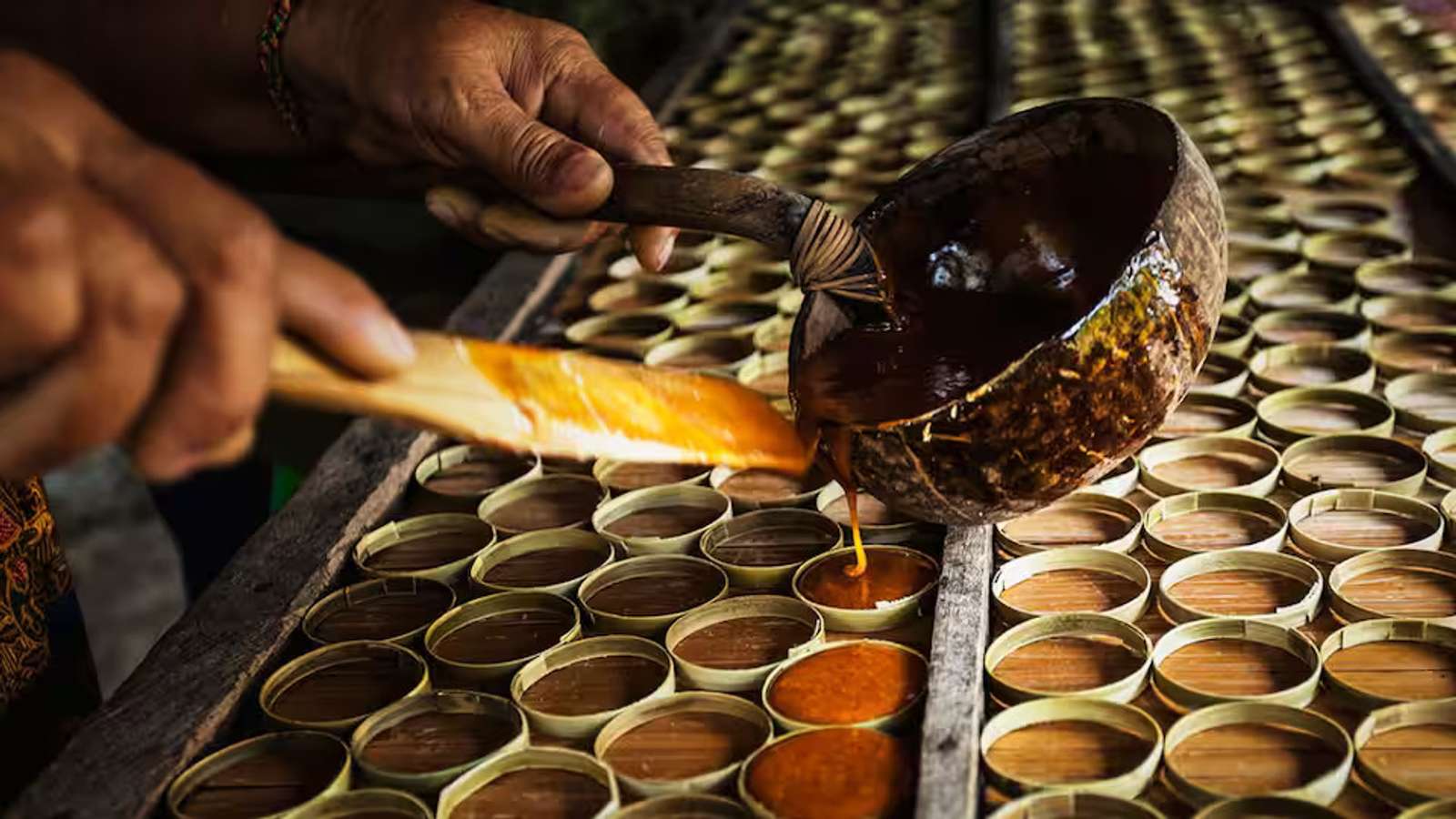 Perbedaan Gula Aren dan Gula Merah: Bahan, Kandungan, dan Tekstur