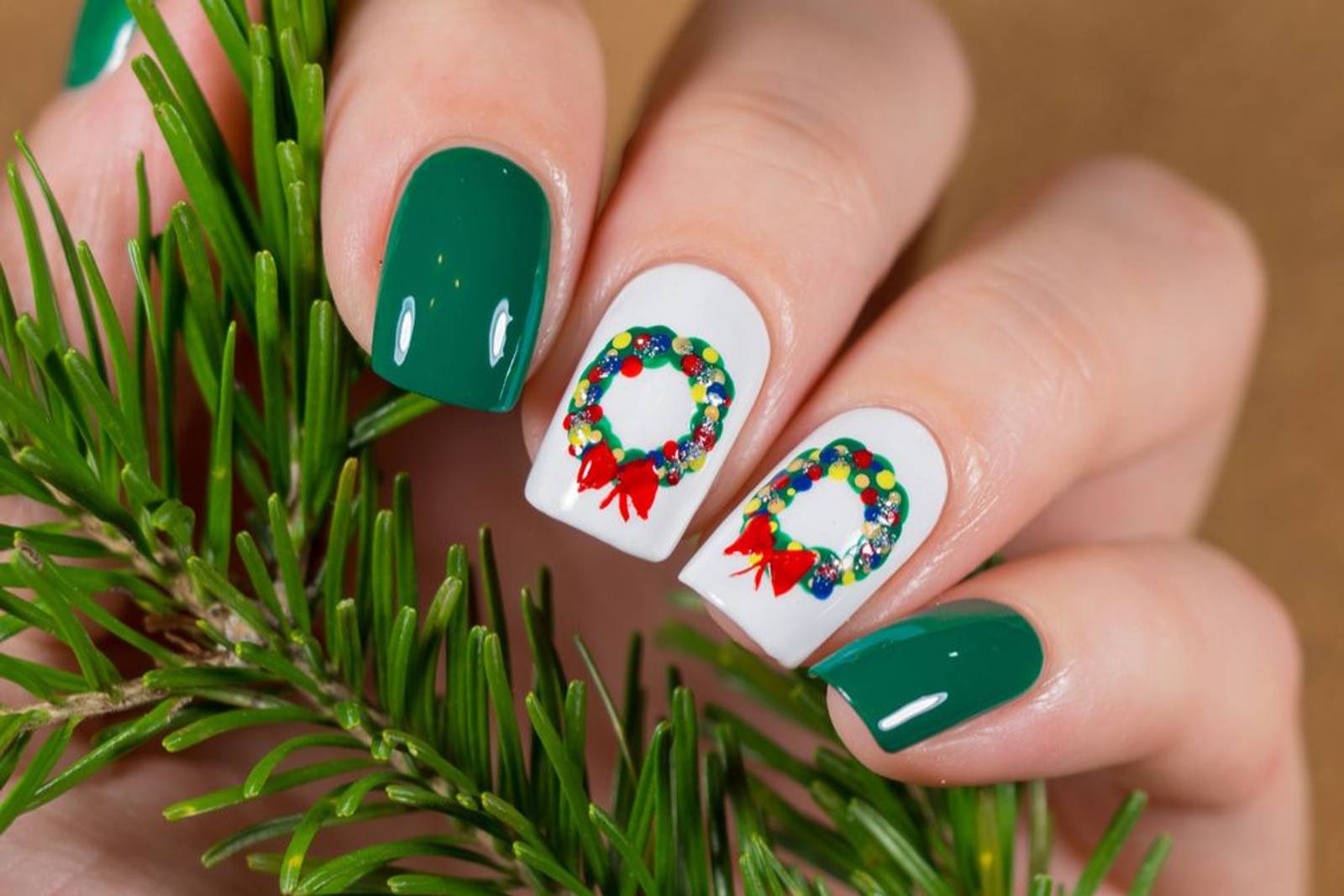 7 Inspirasi Desain Nail Art Natal Terbaru 2024 