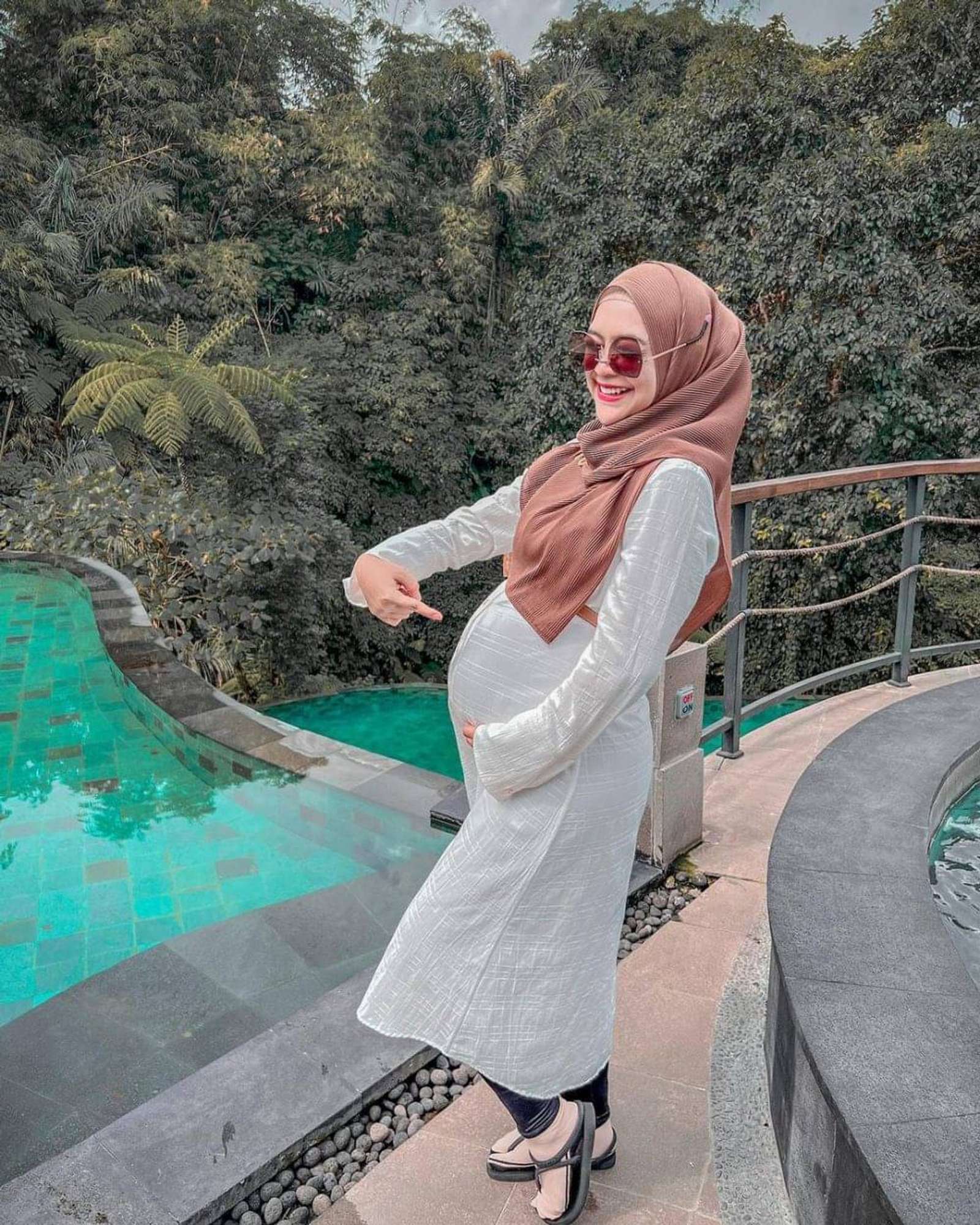 8 OOTD Ibu Hamil yang Stylish dan Fashionable, Bikin Tampilan Menarik