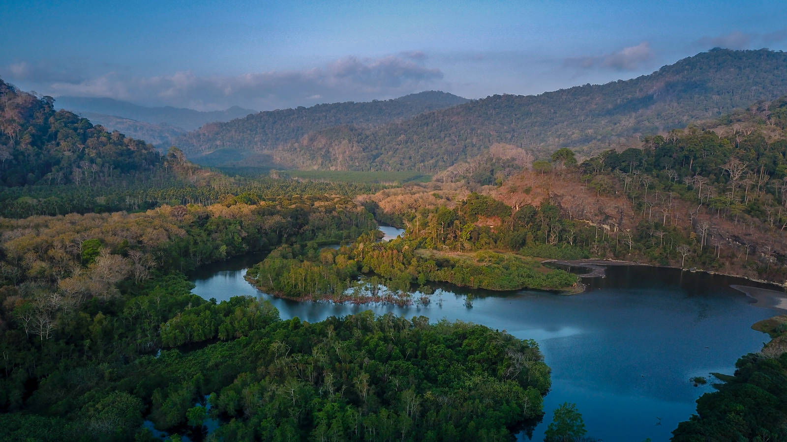 7 Travel Bucket List 2025, Wisata Alam Indonesia Penuh Petualangan