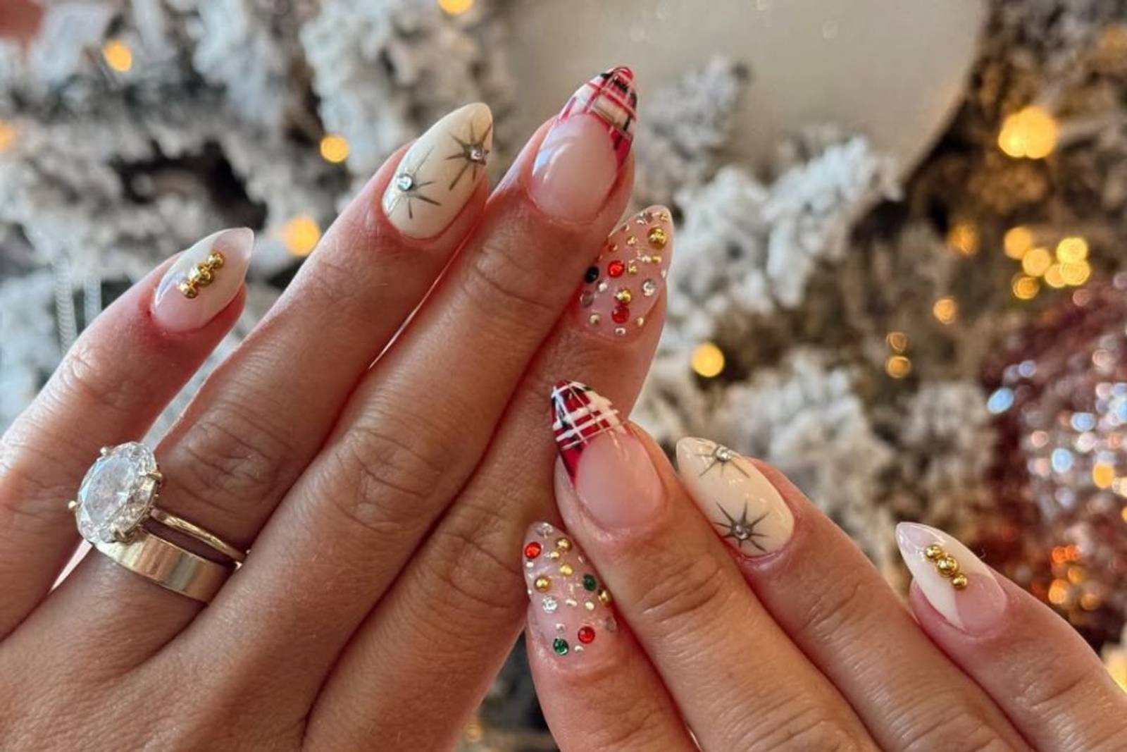 7 Inspirasi Desain Nail Art Natal Terbaru 2024 