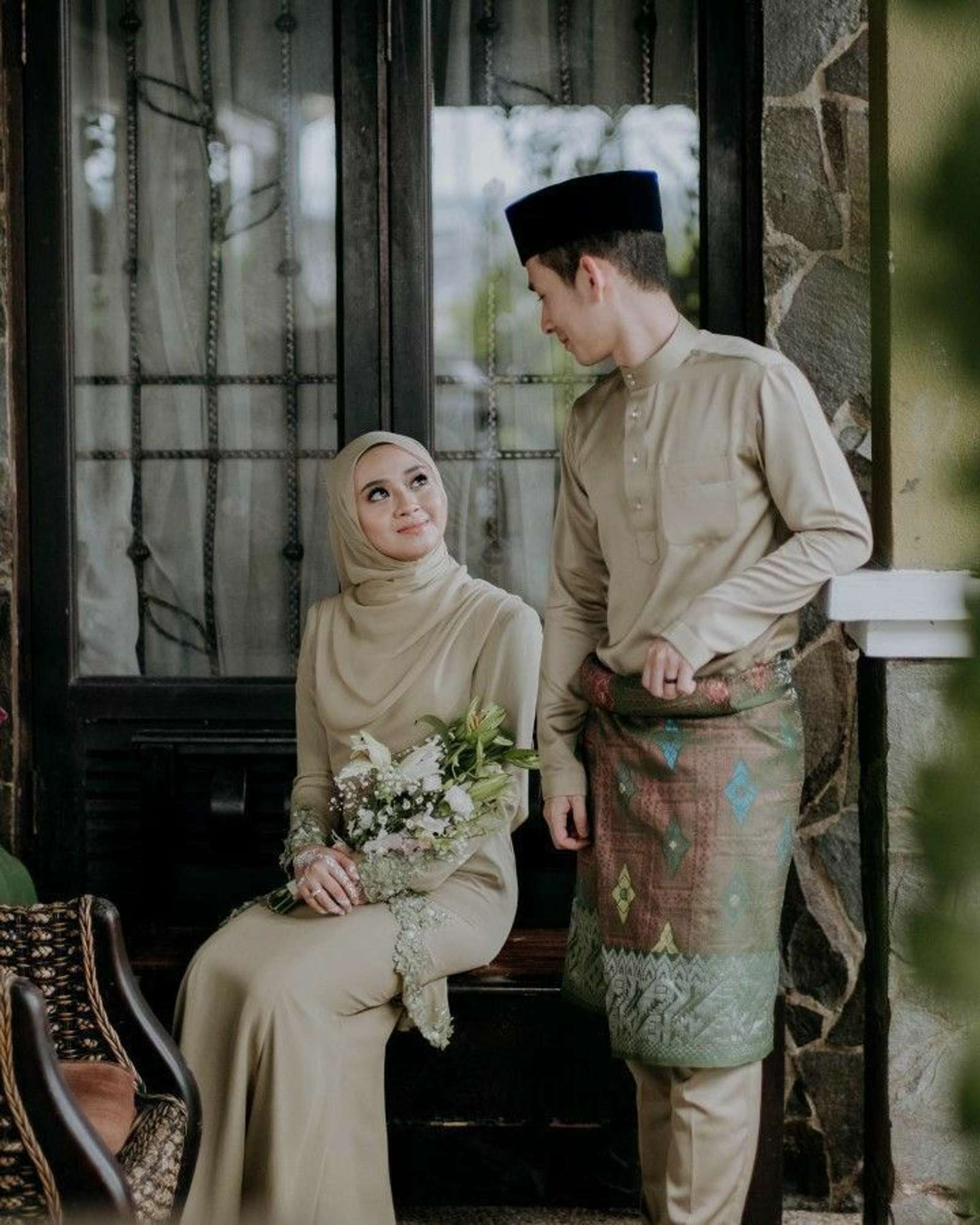 10 Ide Baju Lamaran Couple Terbaru, Simple tapi Matching