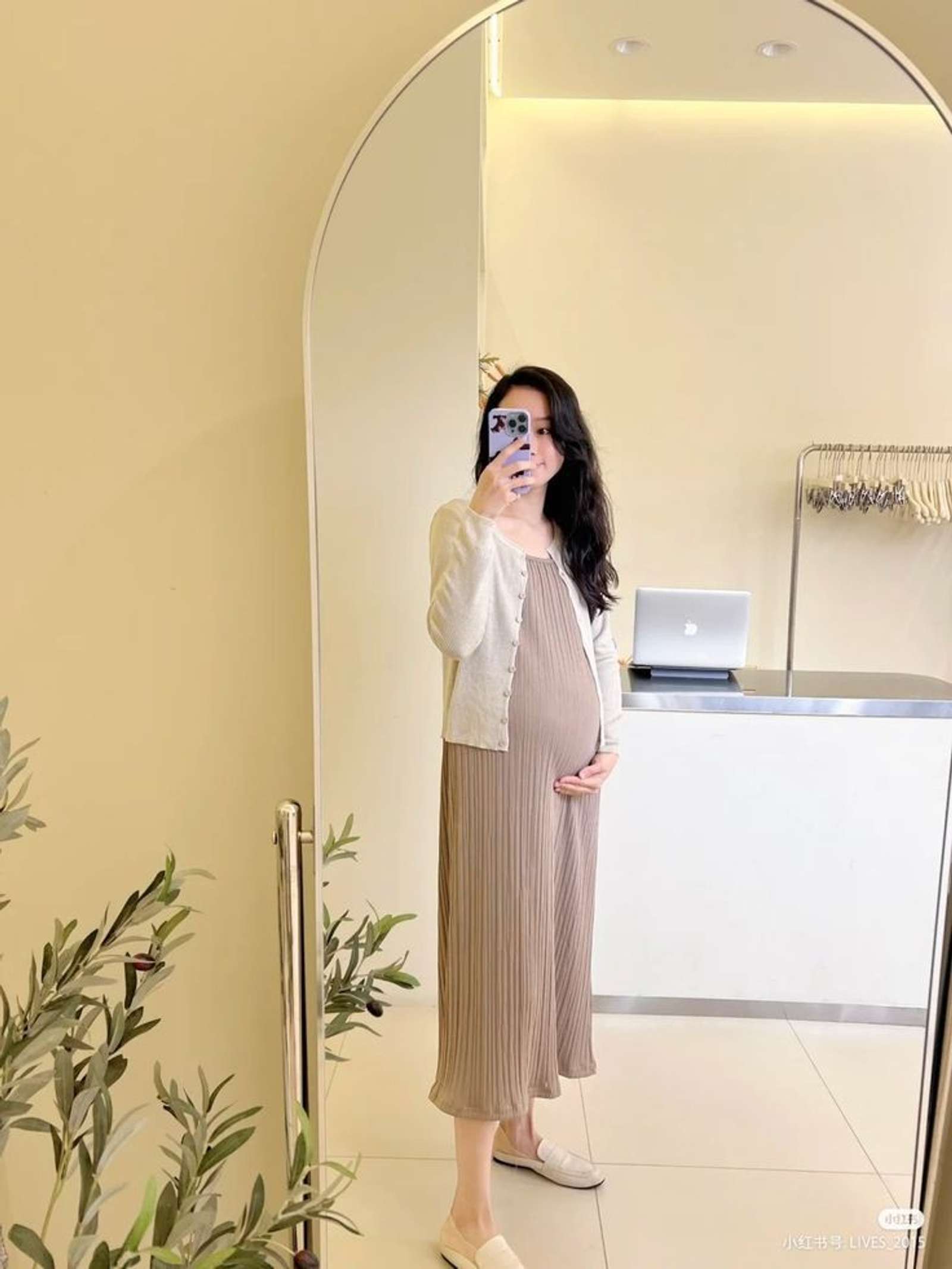 8 OOTD Ibu Hamil yang Stylish dan Fashionable, Bikin Tampilan Menarik