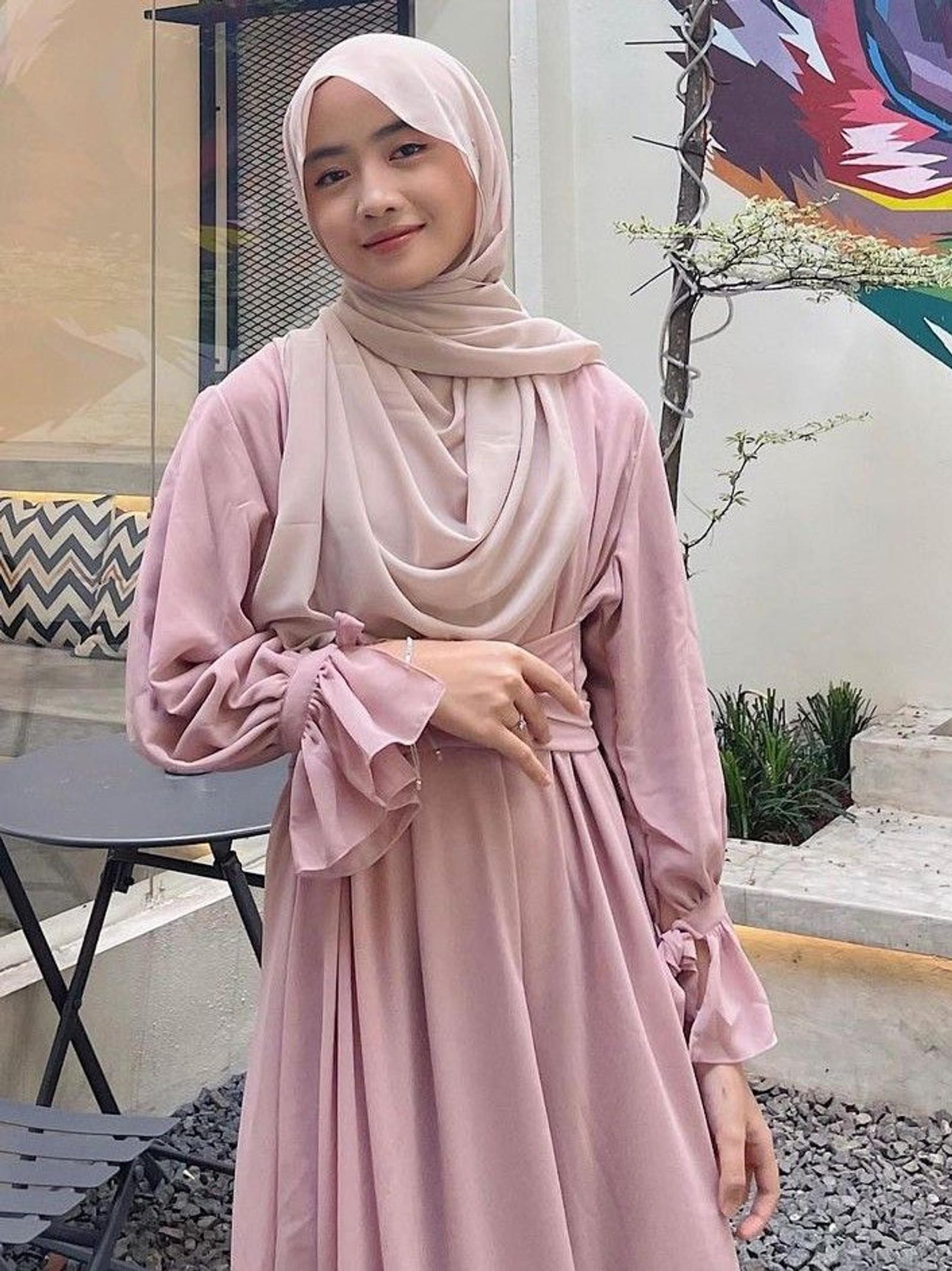 Baju Pink Salem Cocok Dengan Jilbab Warna Apa? Cek Inspirasinya Ini