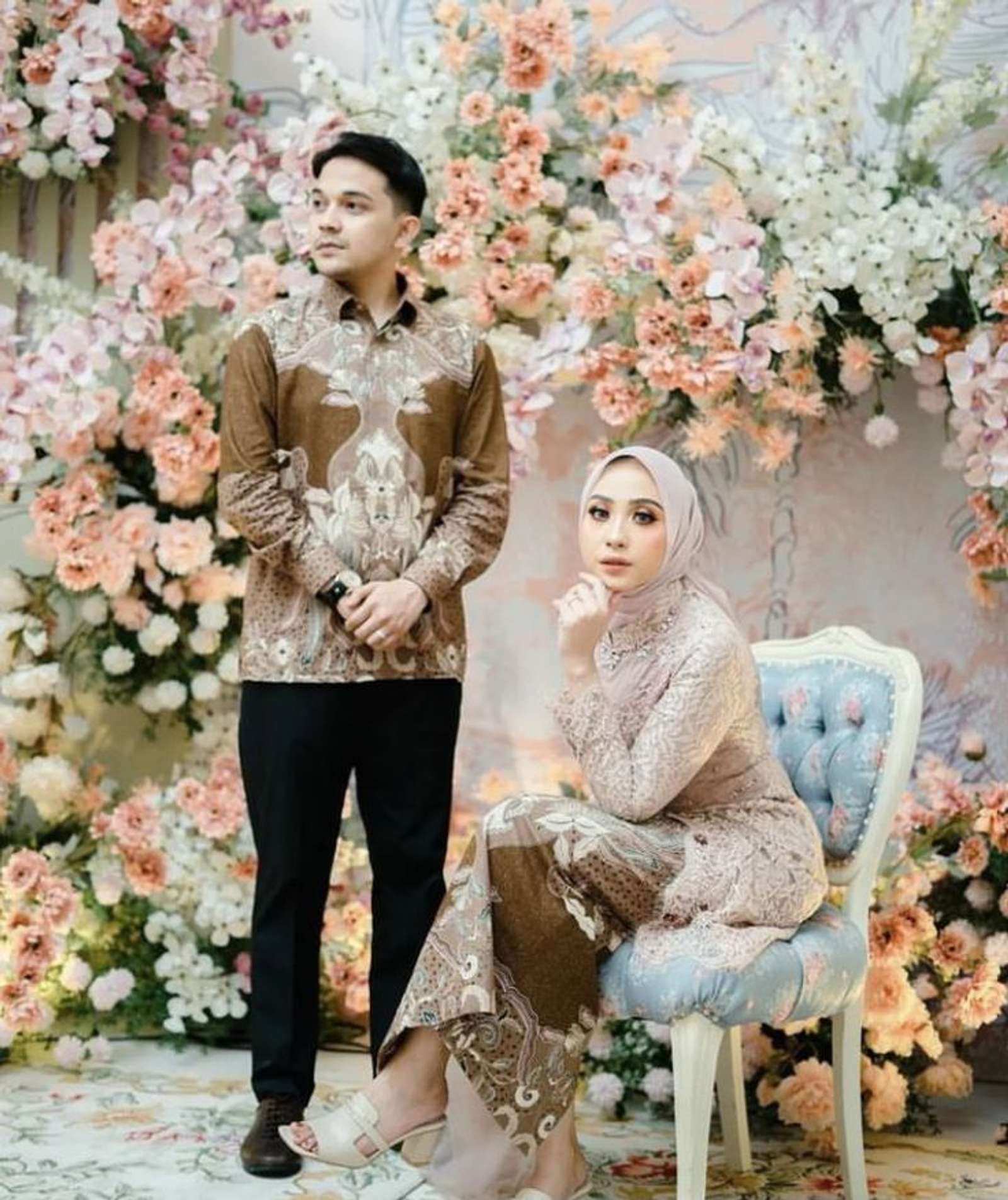 10 Ide Baju Lamaran Couple Terbaru, Simple tapi Matching