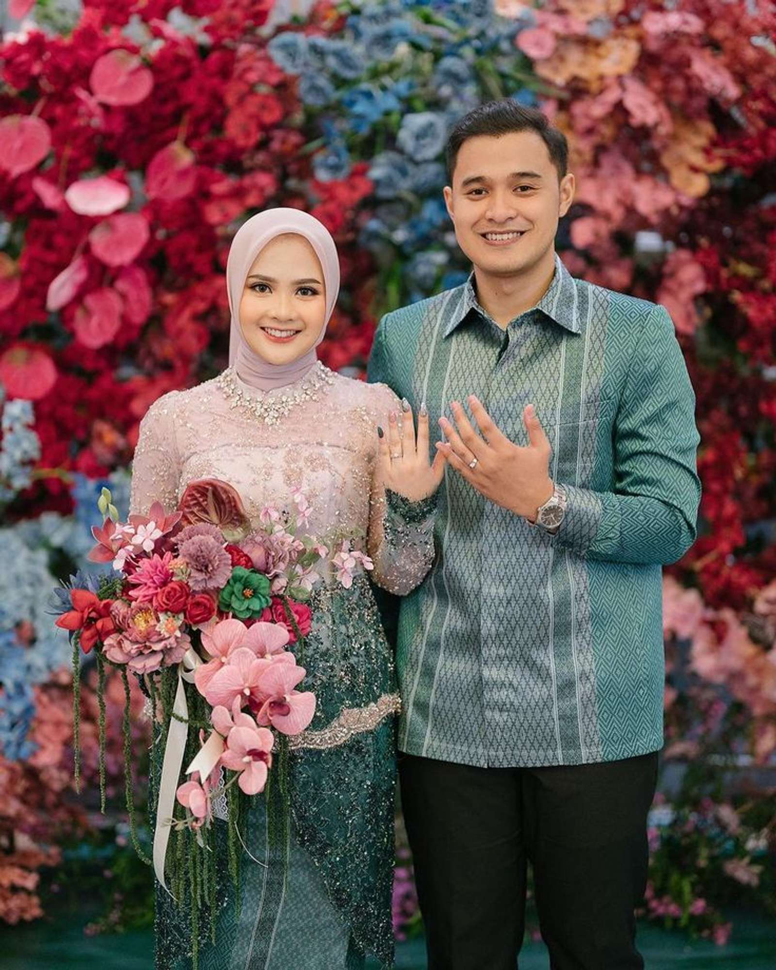 10 Ide Baju Lamaran Couple Terbaru, Simple tapi Matching