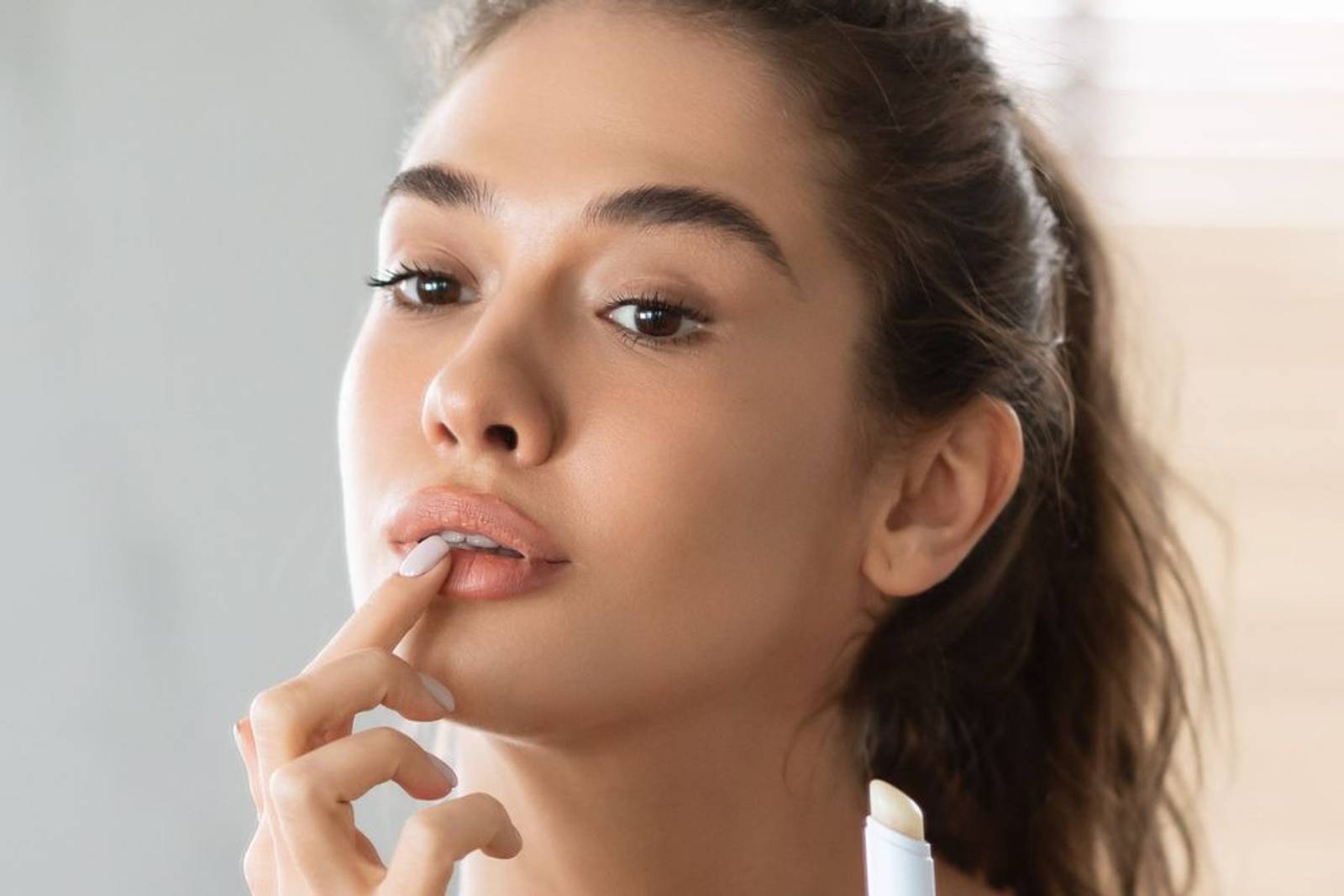 Cara Menggunakan Vaseline Lip Therapy untuk Bibir Hitam, Biar Cerah! 