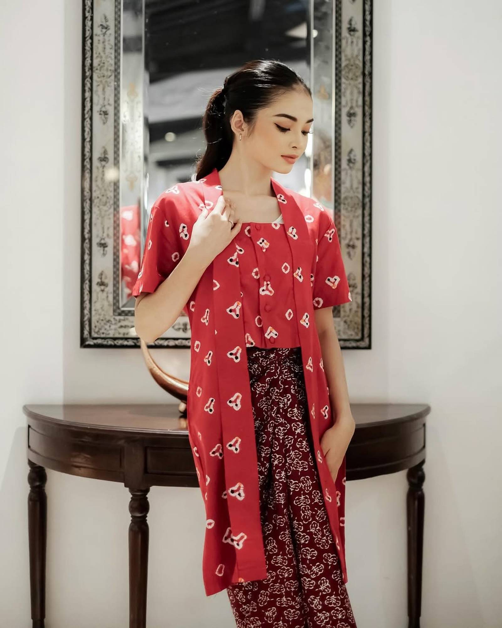 Model Kebaya Kain Jumputan Modern, Cocok untuk Kasual dan Formal!