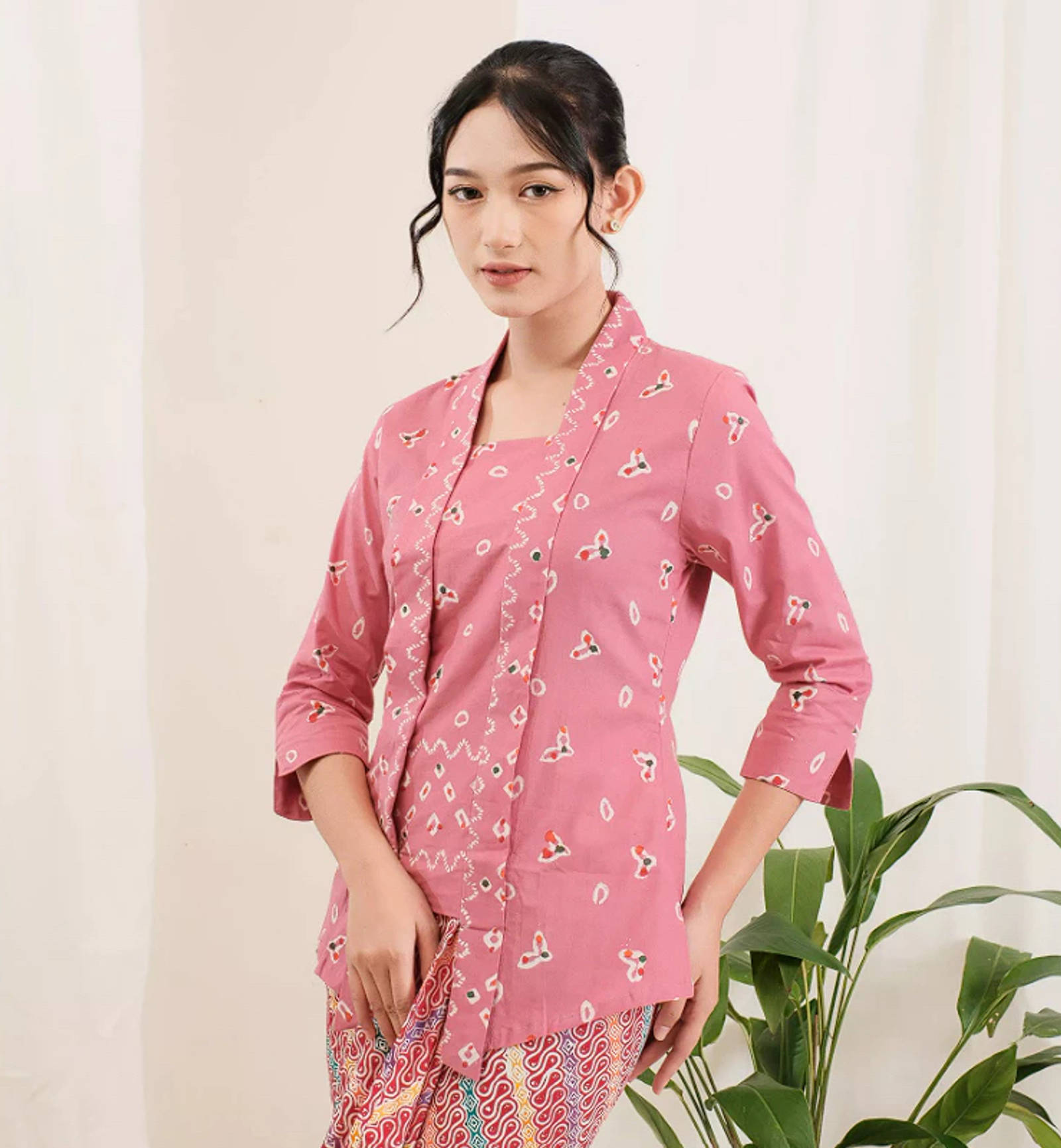 Model Kebaya Kain Jumputan Modern, Cocok untuk Kasual dan Formal!