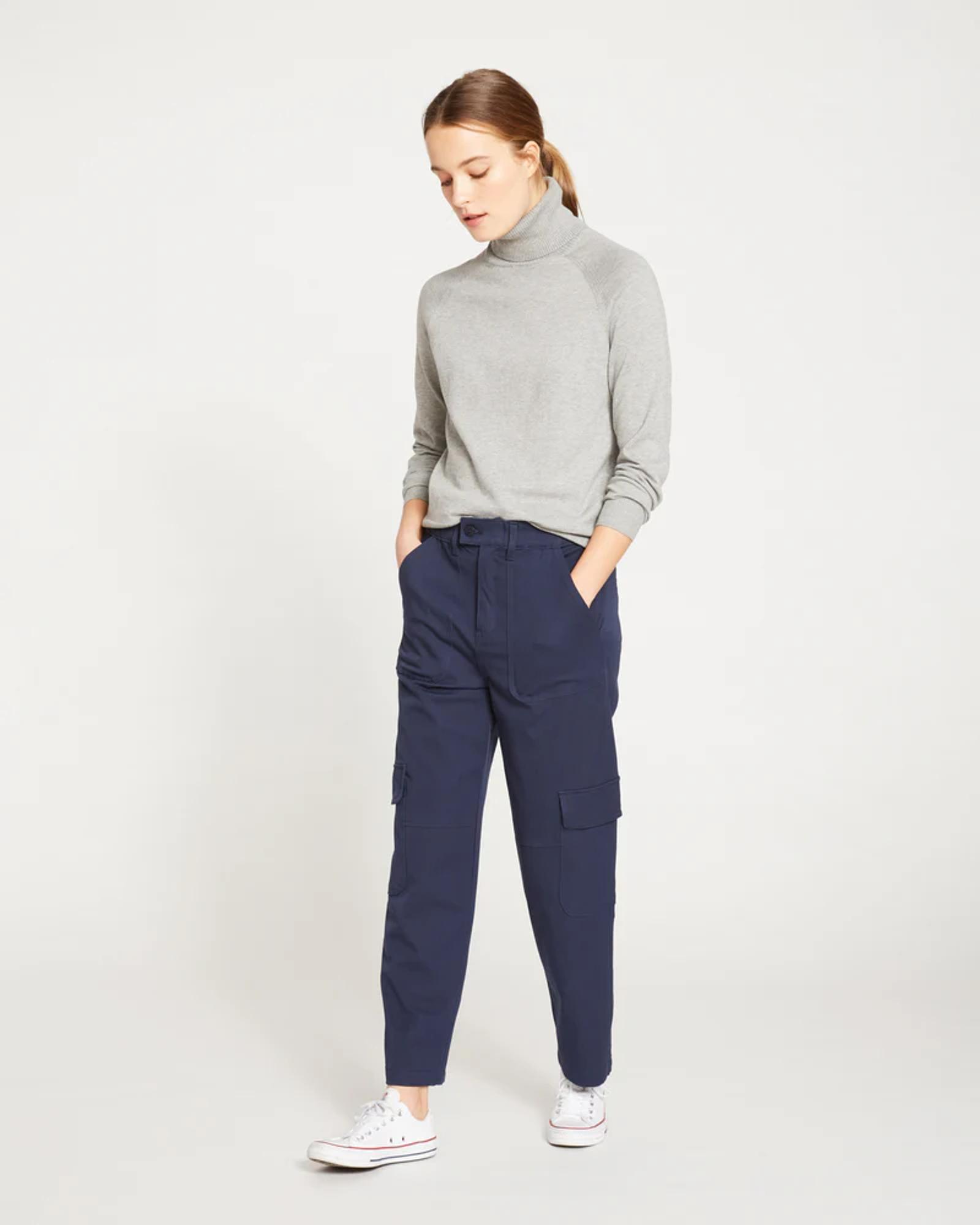11 Warna Baju yang Cocok dengan Celana Navy