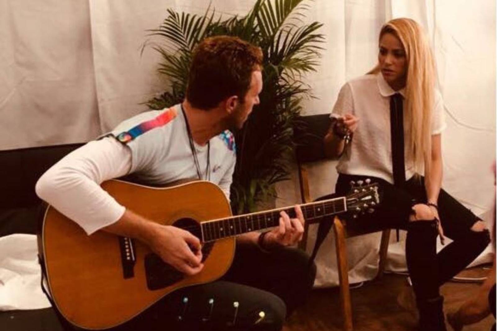 5 Fakta Persahabatan Shakira dan Chris Martin, Perhatian di Masa Sulit