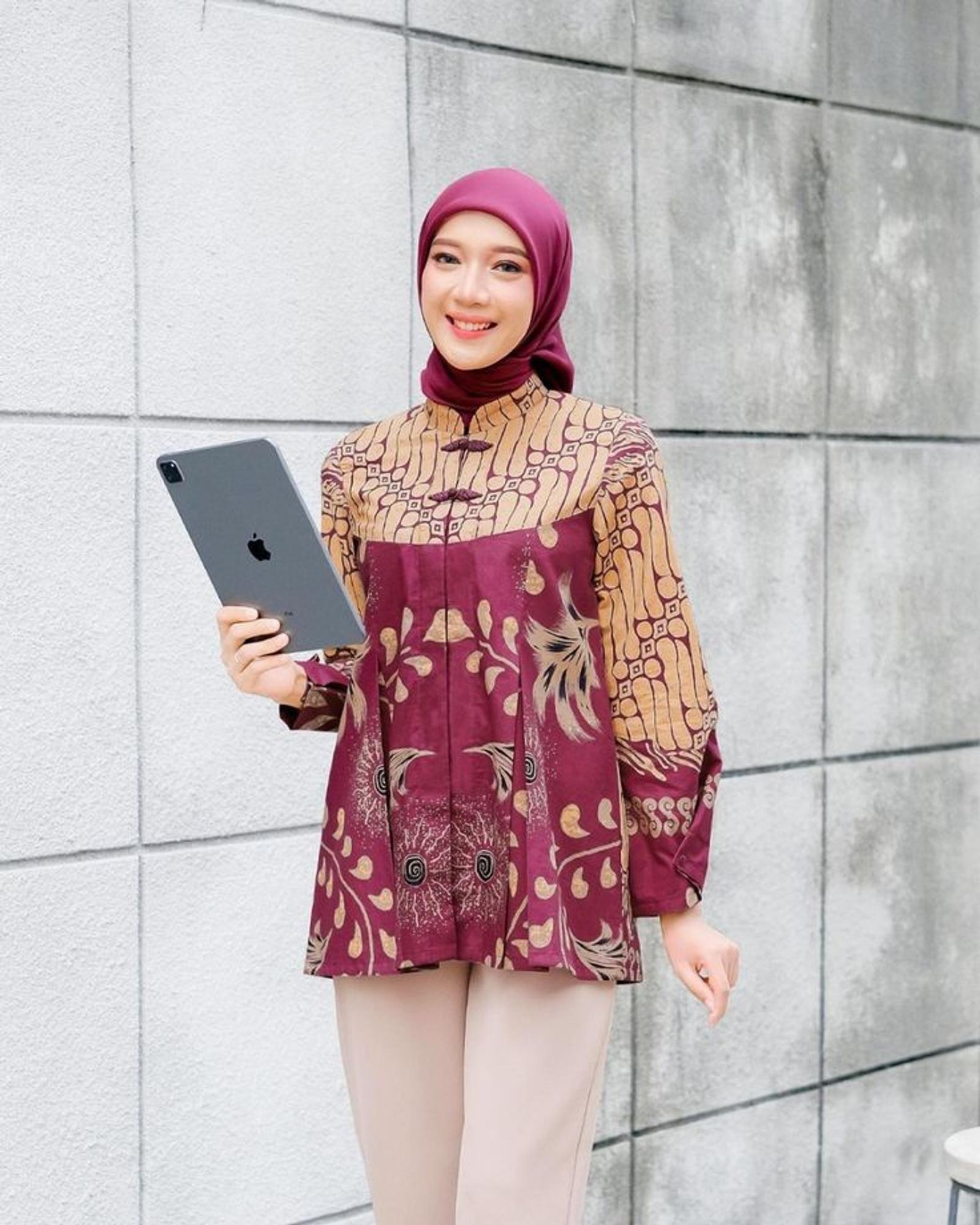 15 Model Baju Batik Atasan Perempuan Lengan Panjang Modern