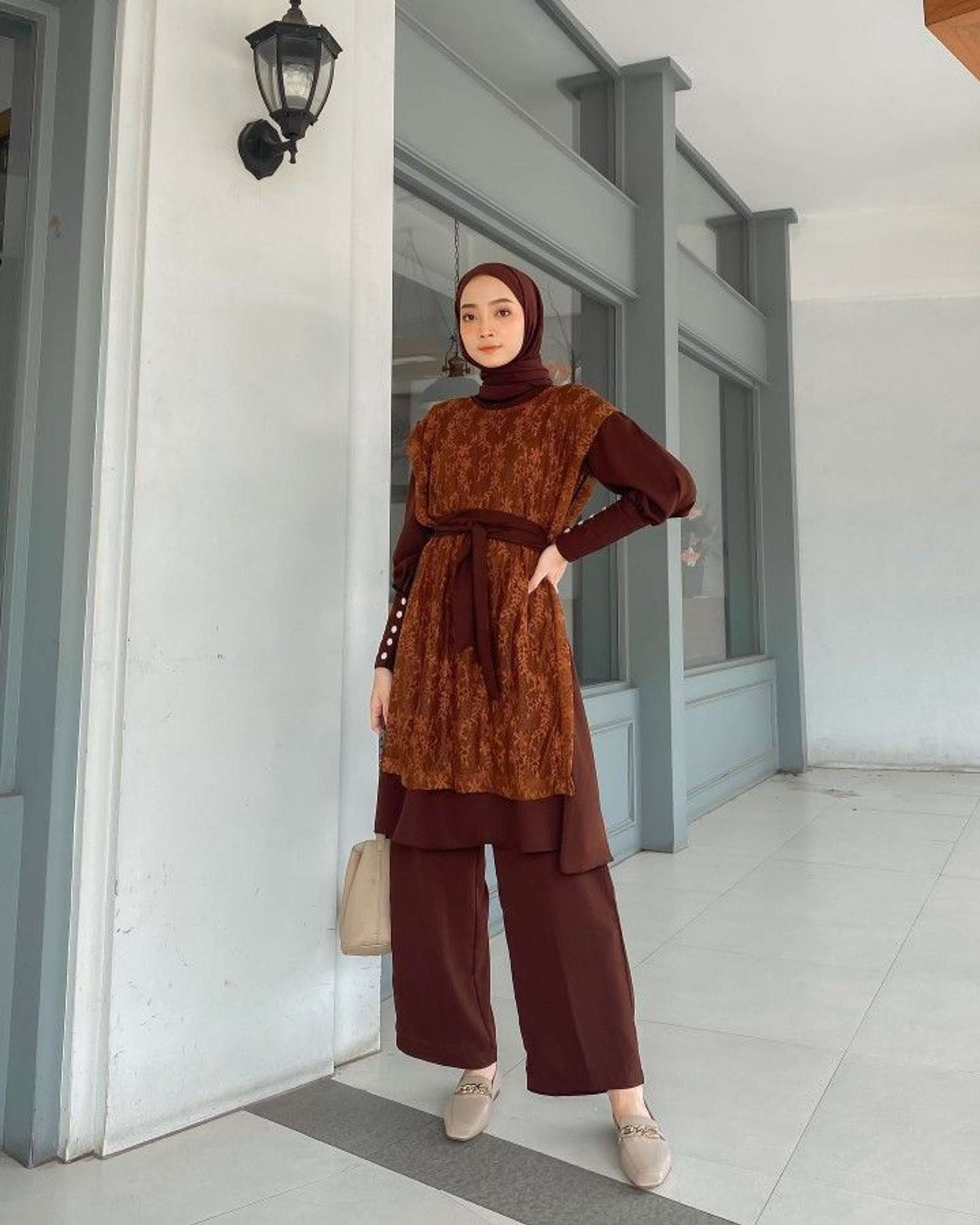 13 Model Baju Pesta Bawahan Celana, Simpel tapi Fashionable!