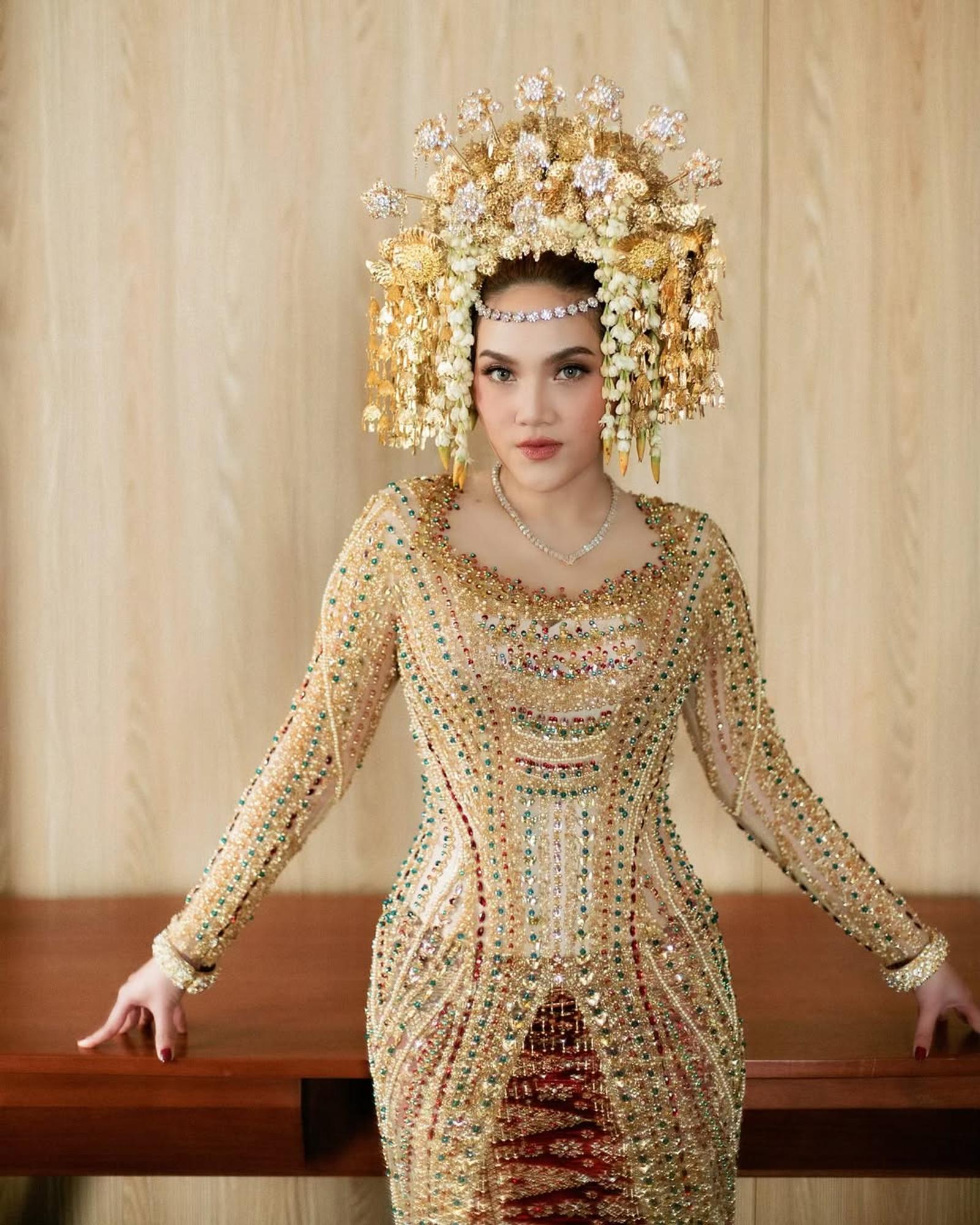 Tampil Glamor di Hari Spesial dengan Kebaya Warna Gold Mewah