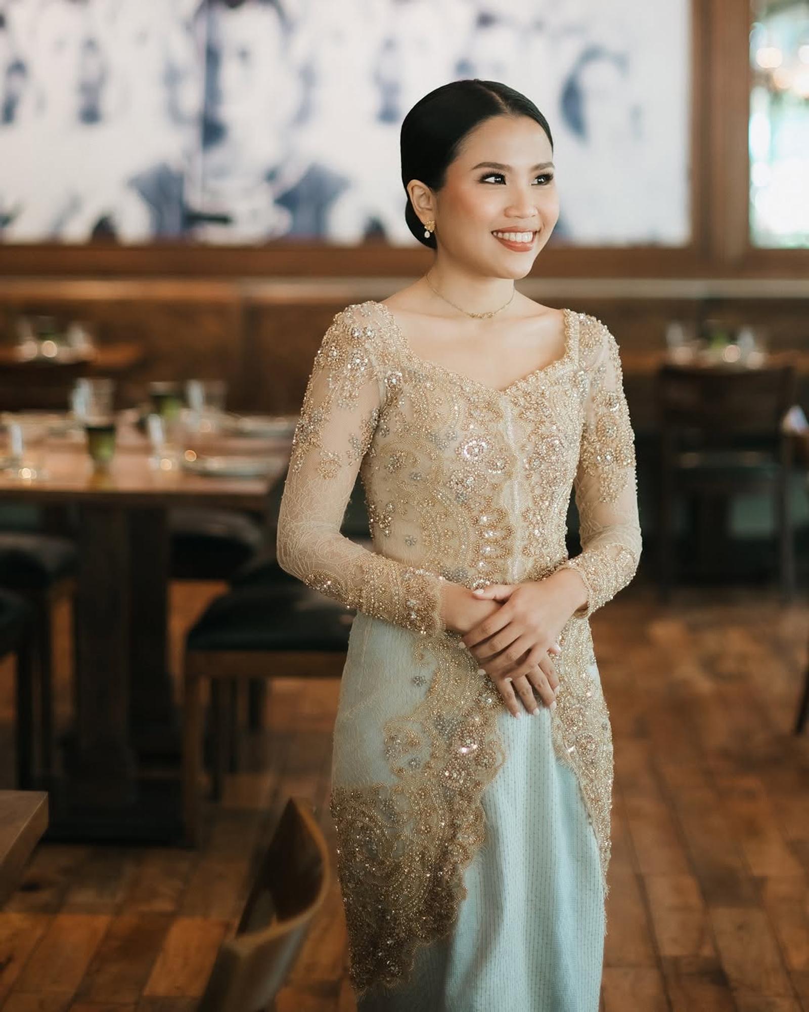 Tampil Glamor di Hari Spesial dengan Kebaya Warna Gold Mewah